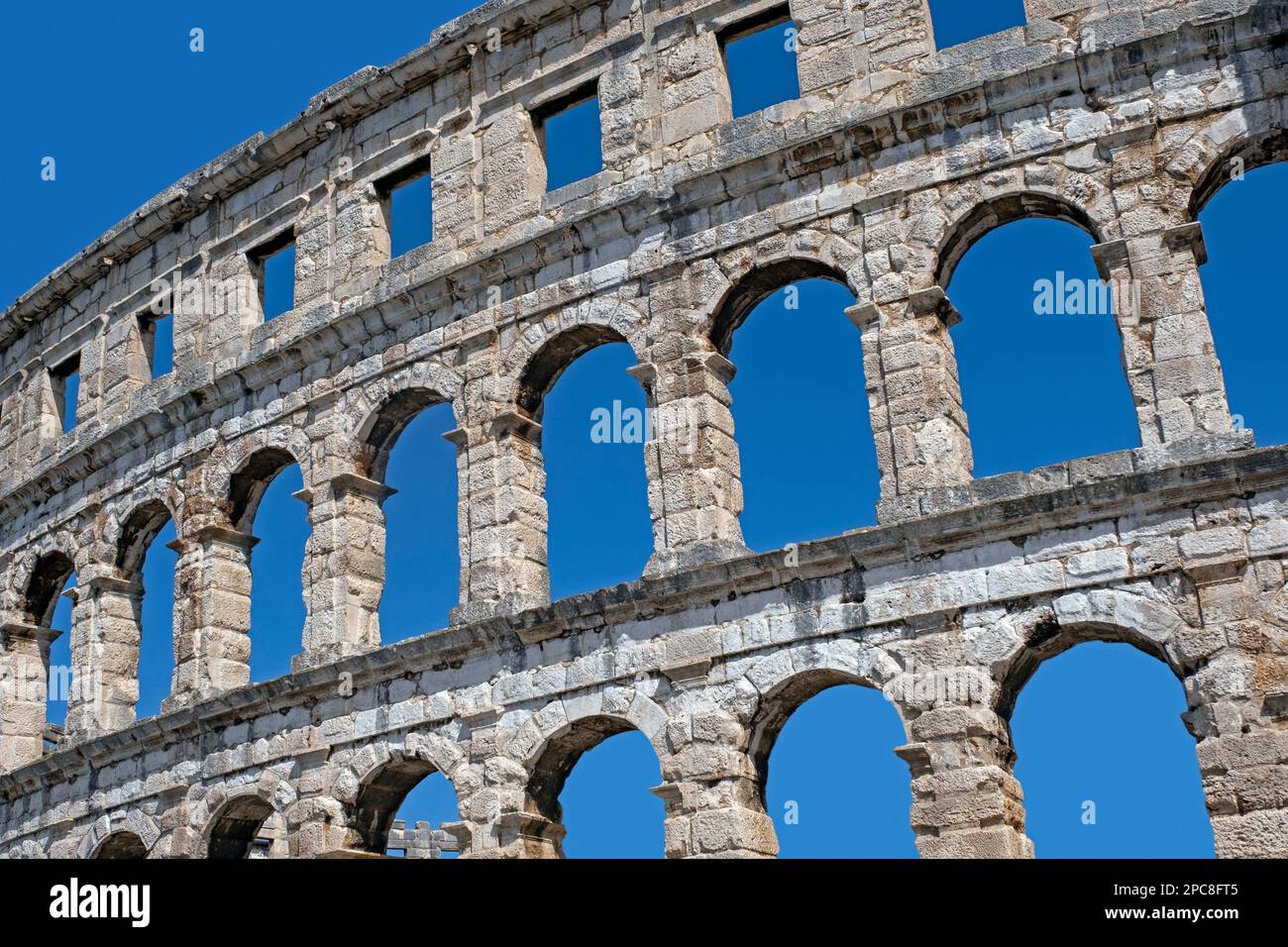 Restaurierte Bogenwände der Pula Arena / Pulska Arena, römisches Amphitheater in der Stadt Pula / Pola, Kreis Istrien, Kroatien Stockfoto
