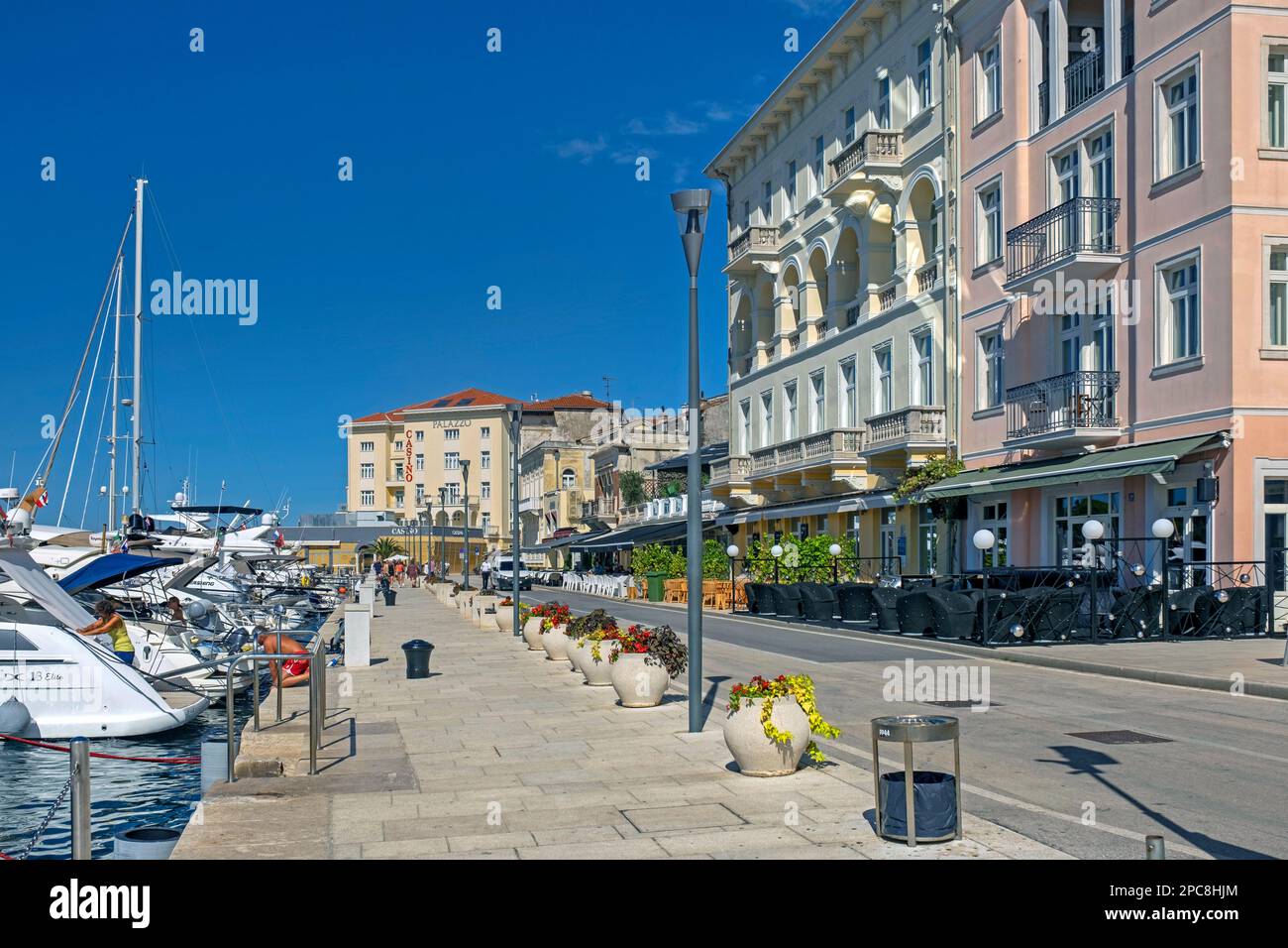 Segelboote und Yachten entlang der Promenade in der Stadt Poreč/Parenzo, Küstenort entlang der Nordadria, Kreis Istrien, Kroatien Stockfoto