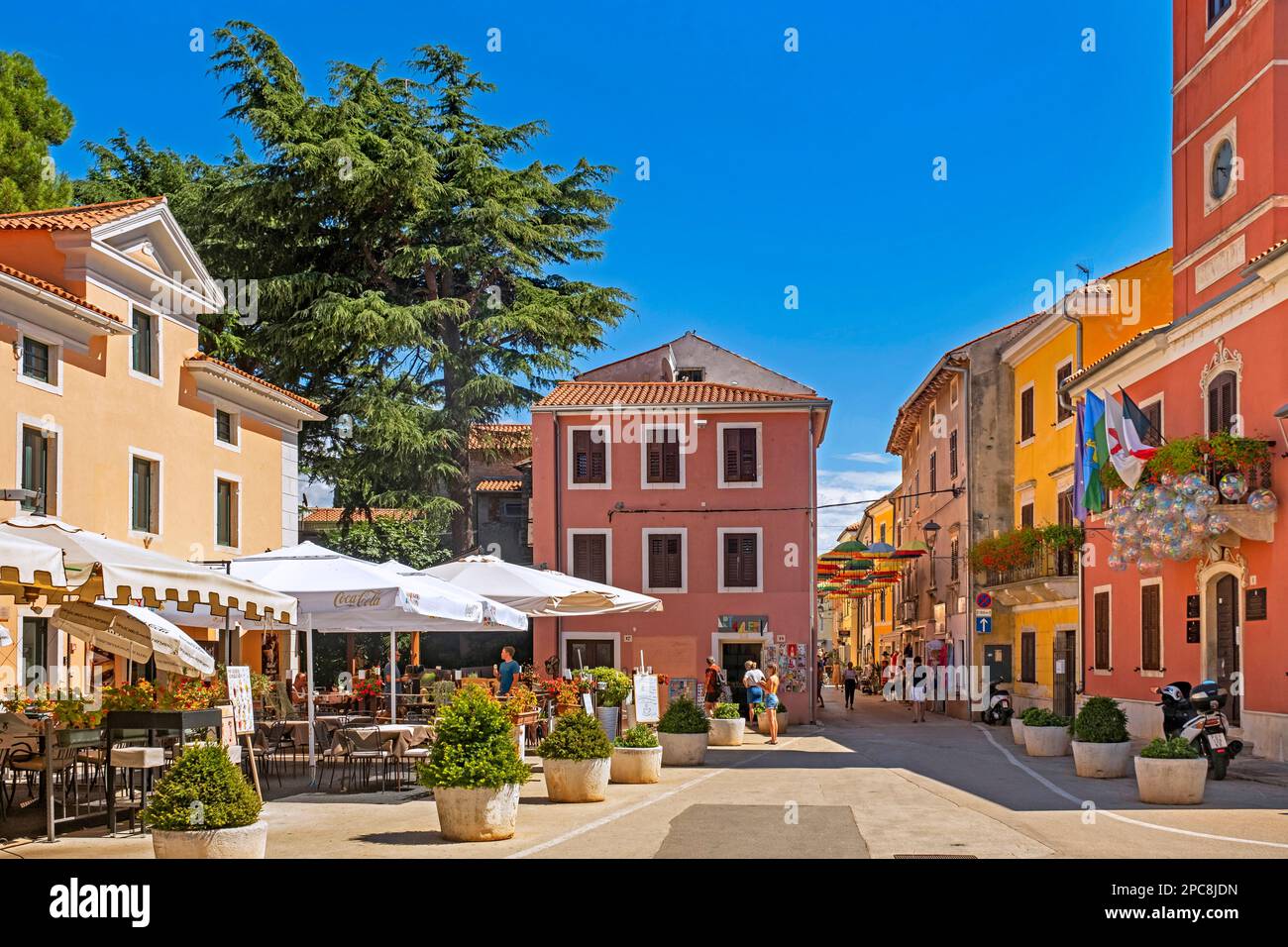Terrassen mit Restaurants im historischen Stadtzentrum von Novigrad, Istria County, Kroatien Stockfoto