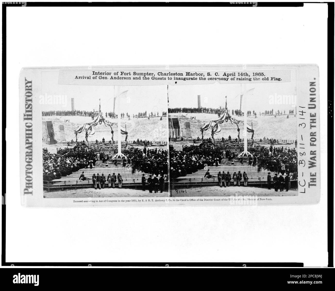Innenseite von Fort Sumpter (d. h. Sumter), Charleston Harbor, South Carolina, 14. April 1865. Ankunft von General Anderson und den Gästen zur Einweihung der Zeremonie zum Erheben der alten Flagge. Fotokollektion des Bürgerkriegs, Originalnegativ: LC-B811-3141. Anderson, Robert, 1805-1871, Öffentliche Auftritte, Forts & Festungen, South Carolina, Charleston, 1860-1870, Zuschauer, South Carolina, Charleston, 1860-1870, Military Parades & Ceremonies, South Carolina, Charleston, 1860-1870, USA, Geschichte, Bürgerkrieg, 1861-1865, Militäreinrichtungen, South Carolina, Charleston, Vereinigte Staaten, Stockfoto
