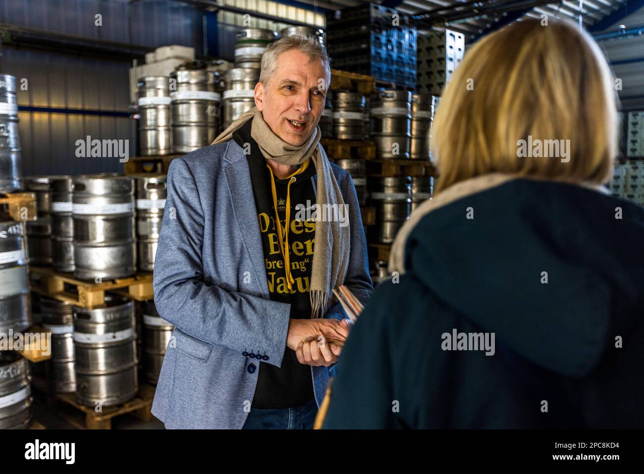 Stefan Fritsche, Geschäftsführer der Klosterbrauerei Neuzelle. Unter seiner Jacke steht eine Revolution am Horizont. Die Entwicklung eines Bierpulvers, das er Trockenbier Brewing for Nature nennt, wird den Biermarkt verändern. Brauerei Klosterbrauerei Neuzelle, Deutschland Stockfoto