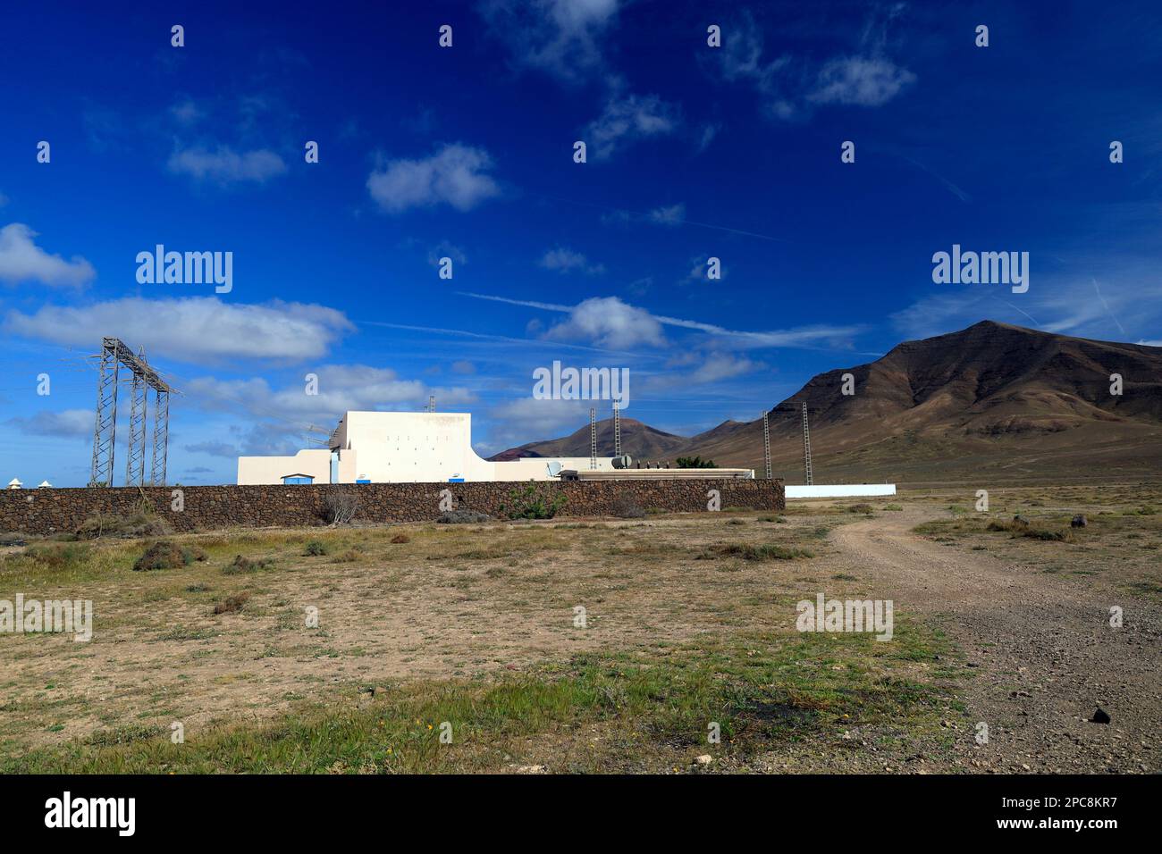 Kraftwerk und Berg Hacha Grande und das Monumento Natural de Los Ajaches , Las Coloradas, Playa Blanca, Lanzarote, Kanarische Inseln, Spanien. Stockfoto