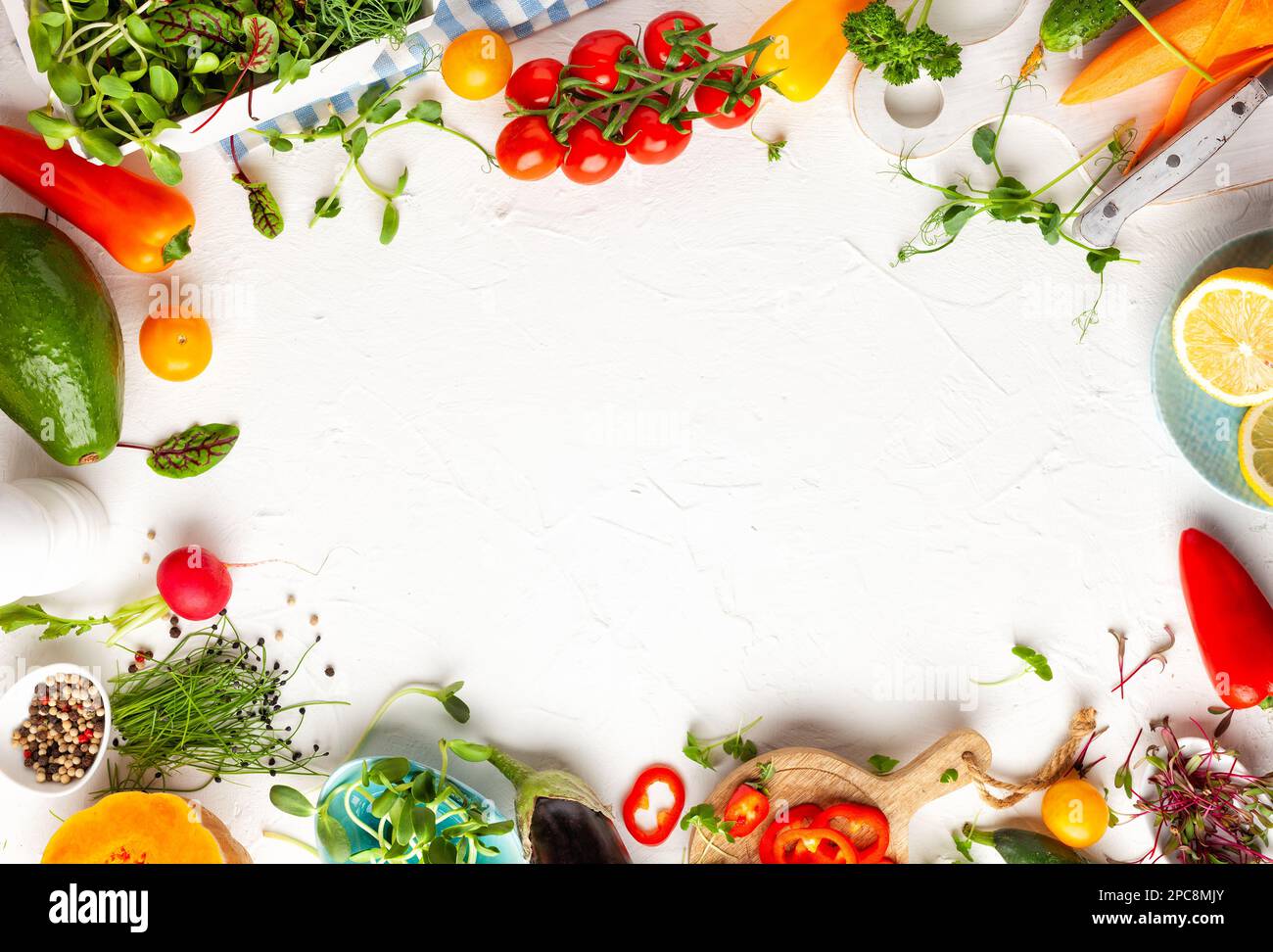 Frisches Gemüse, Obst, Mikrogemüse und Kräuter zum Kochen gesunder Mahlzeiten zu Hause. Lebensmittelrahmen mit Kopierbereich, Draufsicht. Stockfoto