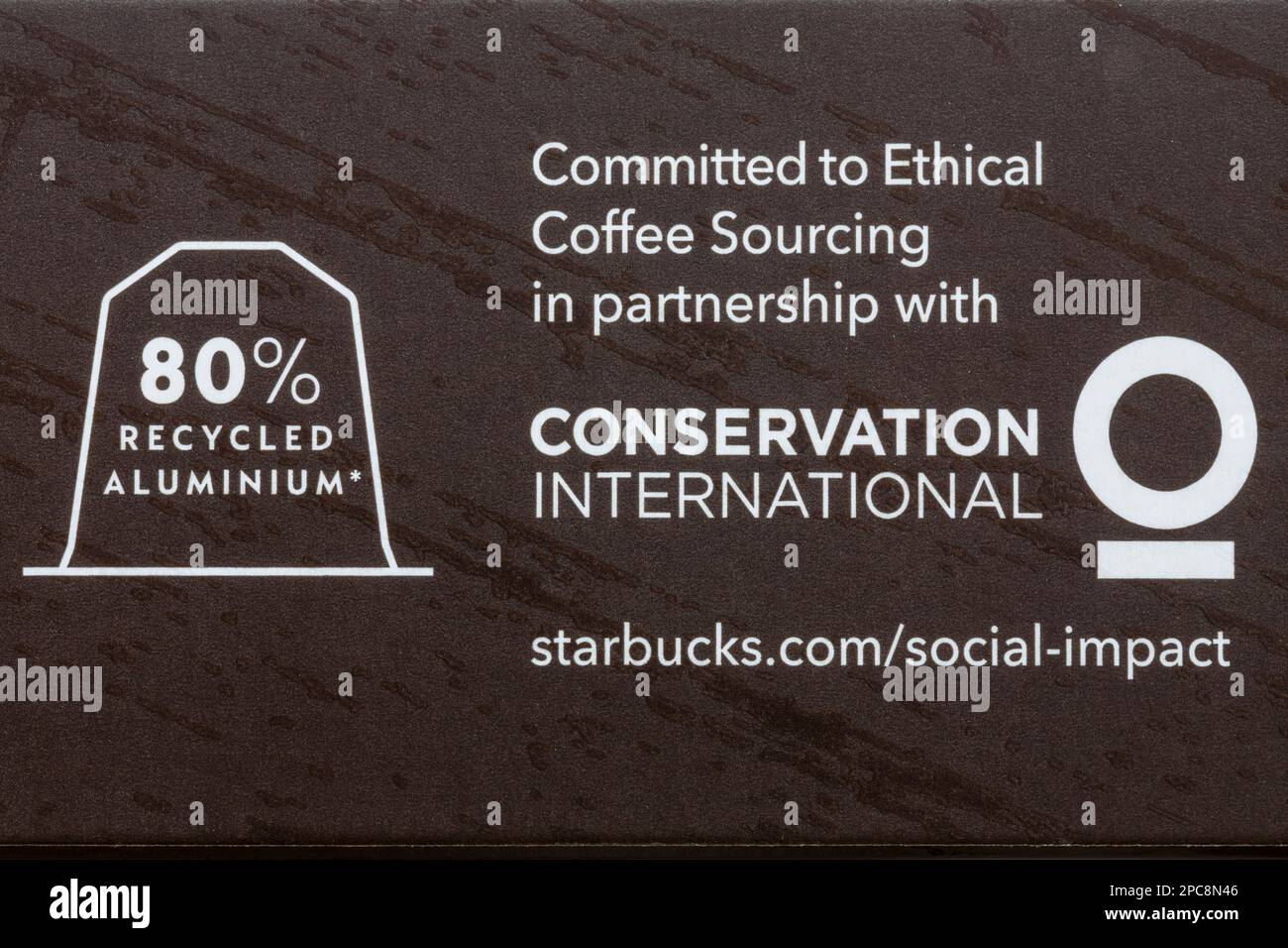 80 % recyceltes Aluminium, das sich in Zusammenarbeit mit Conservation International der ethischen Kaffeebeschaffung verschrieben hat, Details auf der Verpackung von Starbucks Kaffeekapseln Stockfoto