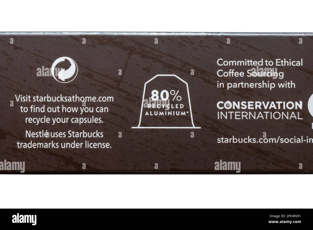 80 % recyceltes Aluminium, das sich in Zusammenarbeit mit Conservation International der ethischen Kaffeebeschaffung verschrieben hat, Details auf der Verpackung von Starbucks Kaffeekapseln Stockfoto