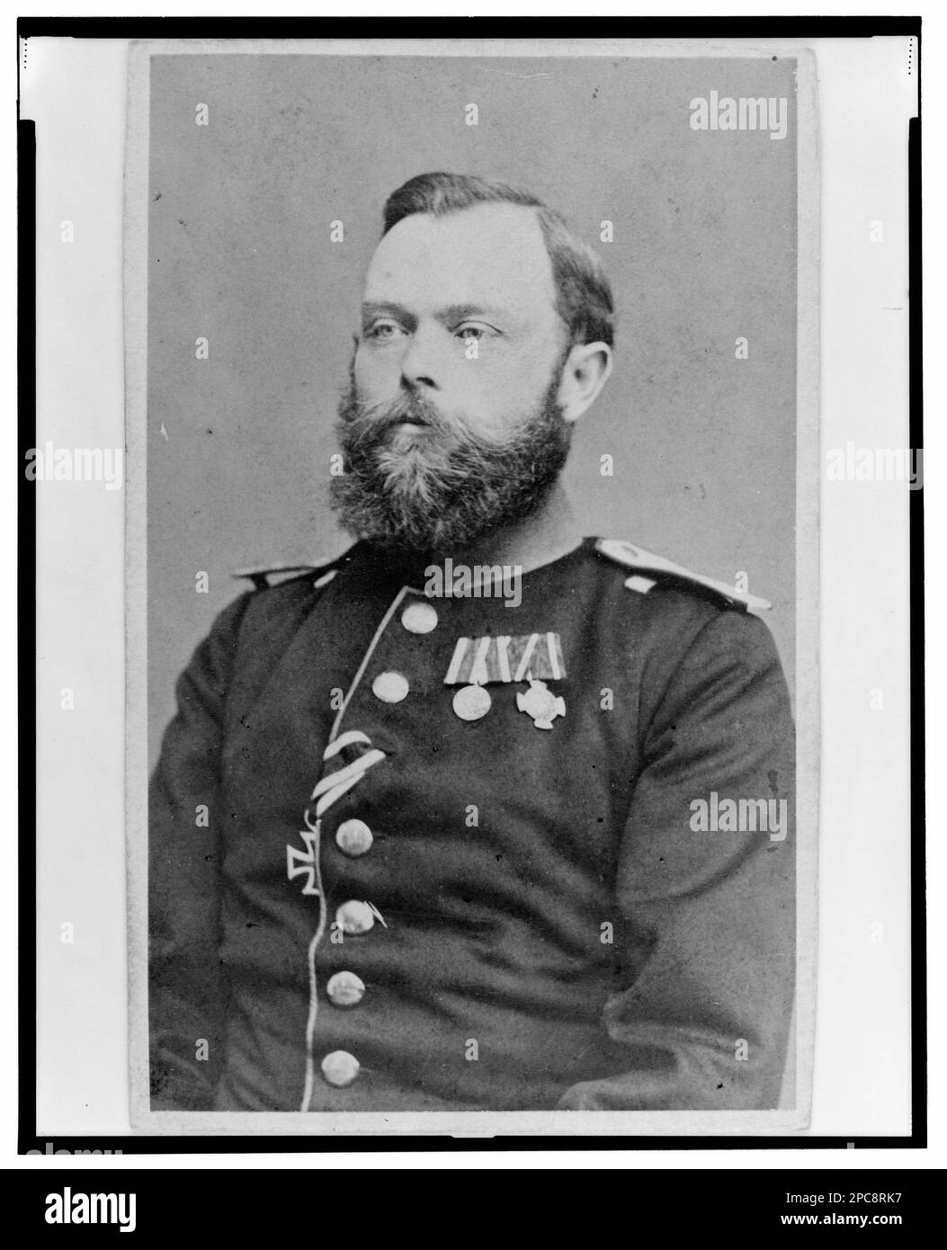 Oberstleutnant Karl Friedrich Heinrich von Trebra, Gewerkschaftsoffizier im 32. Indiana Regiment, halblanges Porträt, nach vorne gerichtet / Abtheilung für Portraits, Wilhelm Grundner. Der Titel wurde vom Bibliothekspersonal entwickelt, der Sitter wurde von Michael Peake identifiziert. Datum basierend auf Trebra Auswanderung aus Deutschland 1854 und Tod 1863, Subjekt trägt eine deutsche Militäruniform, in: Adolph Metzner Fotoalbum ., Nr. 16, Farb-Laserkopie als Ersatz, mit Vorder- und Rückseite des Fotos, abgelegt mit Suchhilfen für LOS 8751 im P&P Reading Room. Trebra, Karl Friedrich Heinrich von, Militärdienst, Stockfoto
