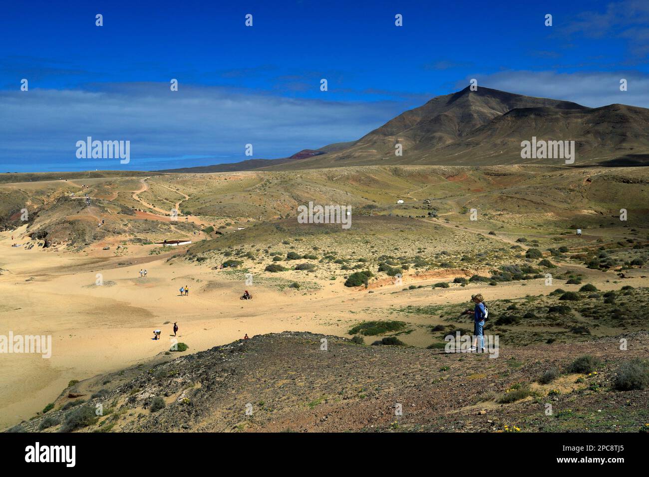 Hacha Grande Mountain und das Monumento Natural de Los Ajaches, Las Coloradas Playa Blanca, Lanzarote, Kanarische Inseln, Spanien. Stockfoto