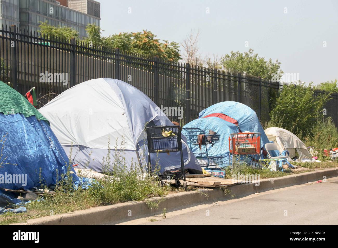 Am 5. Juli 2022 ist ein Obdachlosenlager entlang einer Autobahnausfahrt auf der South Loop von Chicago, Illinois, USA, entstanden. Die Zahl der Amerikaner, die ohne Wohnungen, in Unterkünften oder auf der Straße leben, steigt weiter an, und in Parks und anderen öffentlichen Räumen sind immer mehr Lager aufgetaucht. Inflation und Mieterhöhungen haben die Krise verschlimmert, die Miete ist in ihrer schnellsten Rate seit 1986 gestiegen, wodurch Häuser und Wohnungen für mehr Amerikaner unerreichbar sind. (Foto: Alexandra Buxbaum/Sipa USA) Guthaben: SIPA USA/Alamy Live News Stockfoto