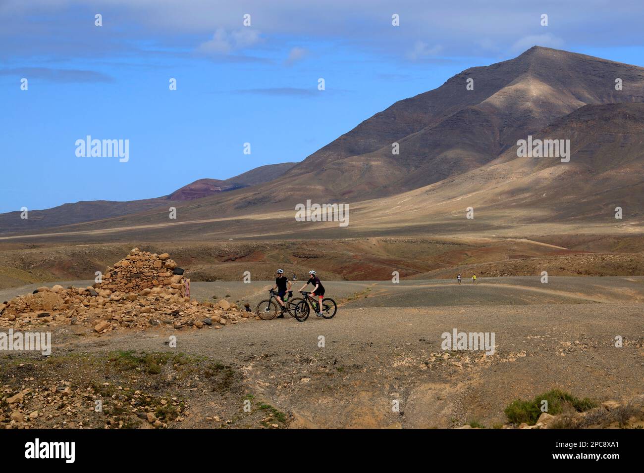 Hacha Grande Mountain und das Monumento Natural de Los Ajaches, Las Coloradas Playa Blanca, Lanzarote, Kanarische Inseln, Spanien. Stockfoto
