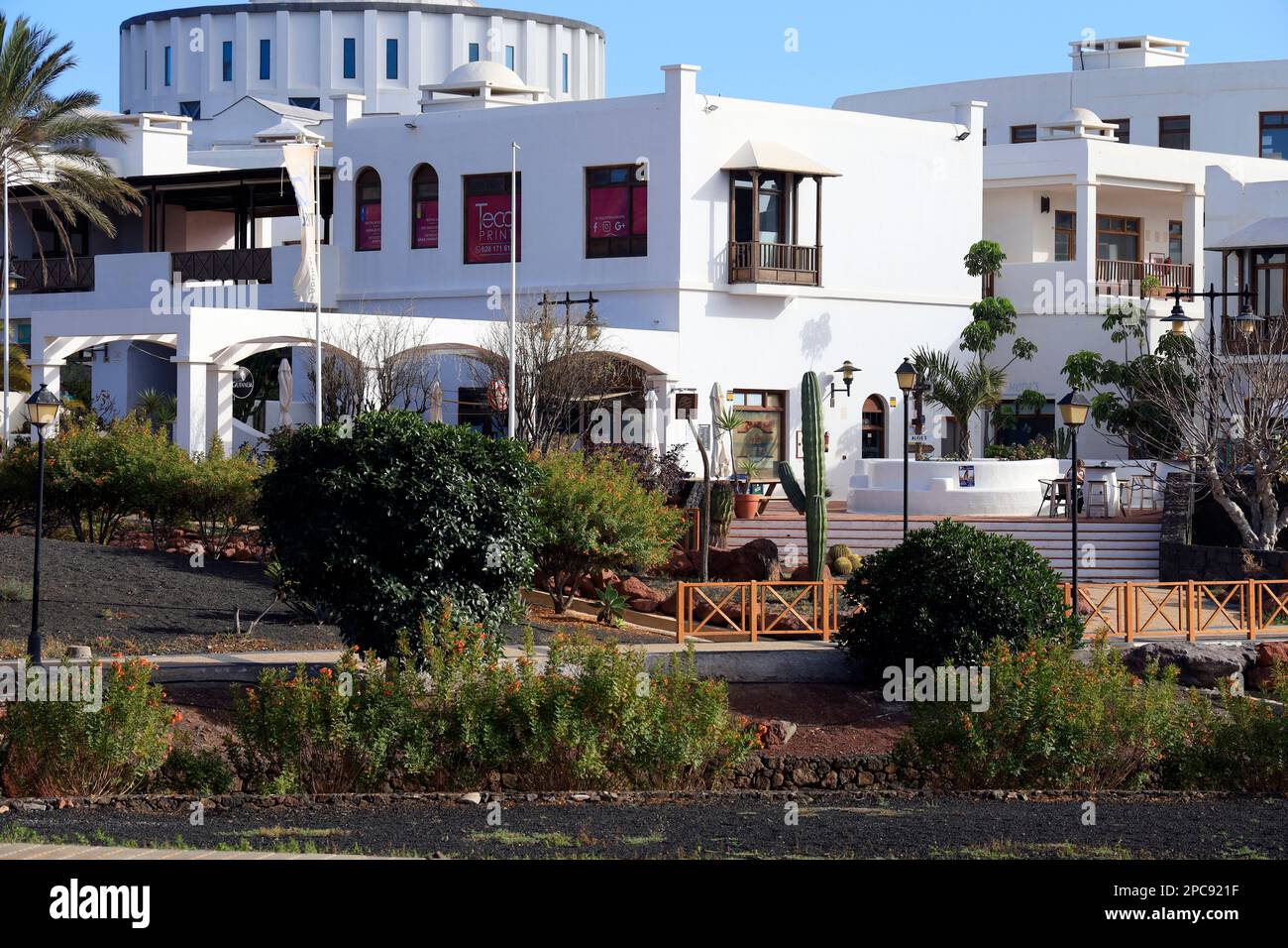 El Pueblo-Einkaufszentrum, Las Coloradas, Playa Blanca, Lanzarote, Kanarische Inseln, Spanien. Stockfoto