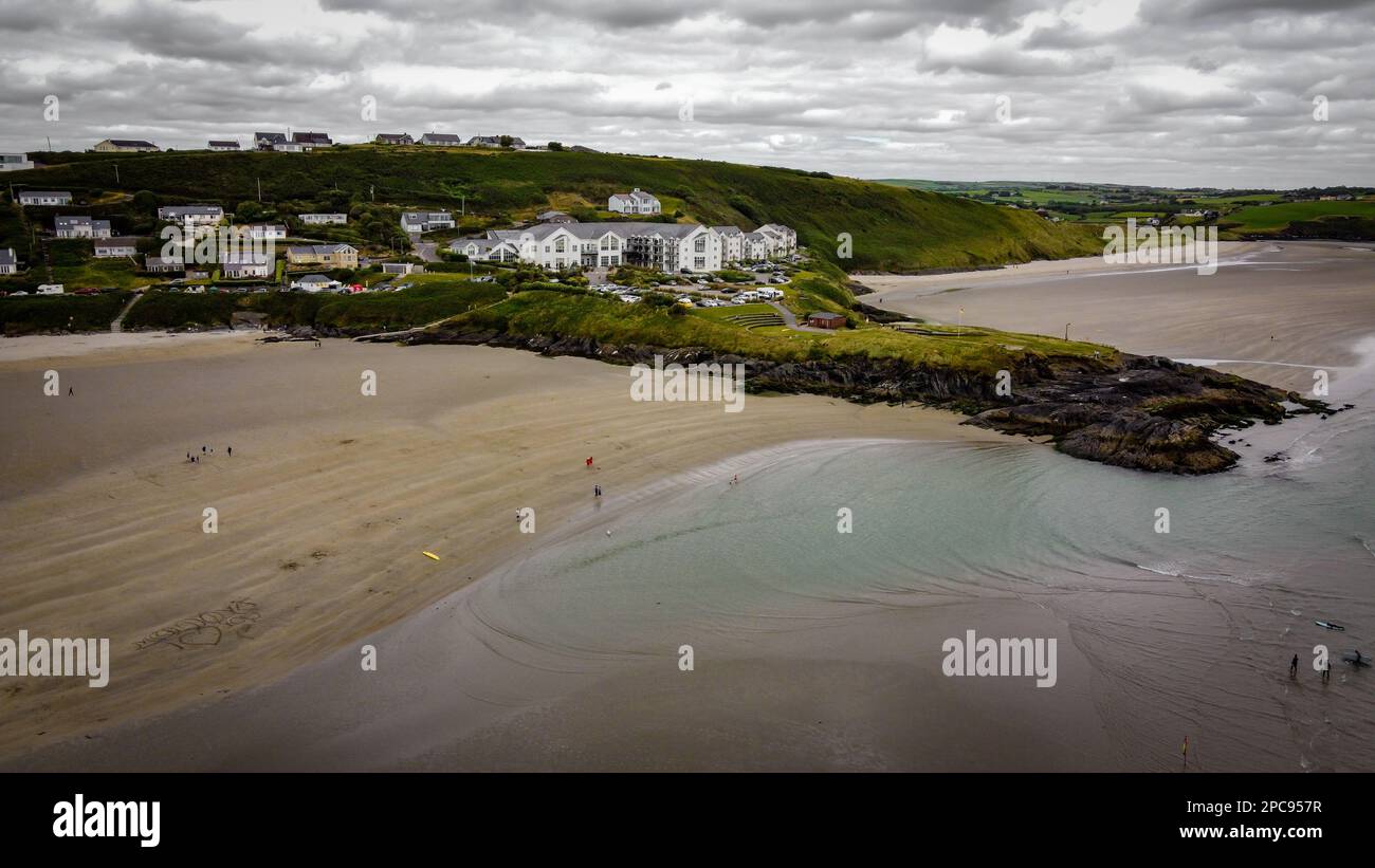 Jungfrau Maria Landzunge am Inchydoney Beach, Südküste Irlands, Draufsicht. Ein beliebter irischer Strand, eine malerische Küstenklippe. Irische Natur. Stockfoto