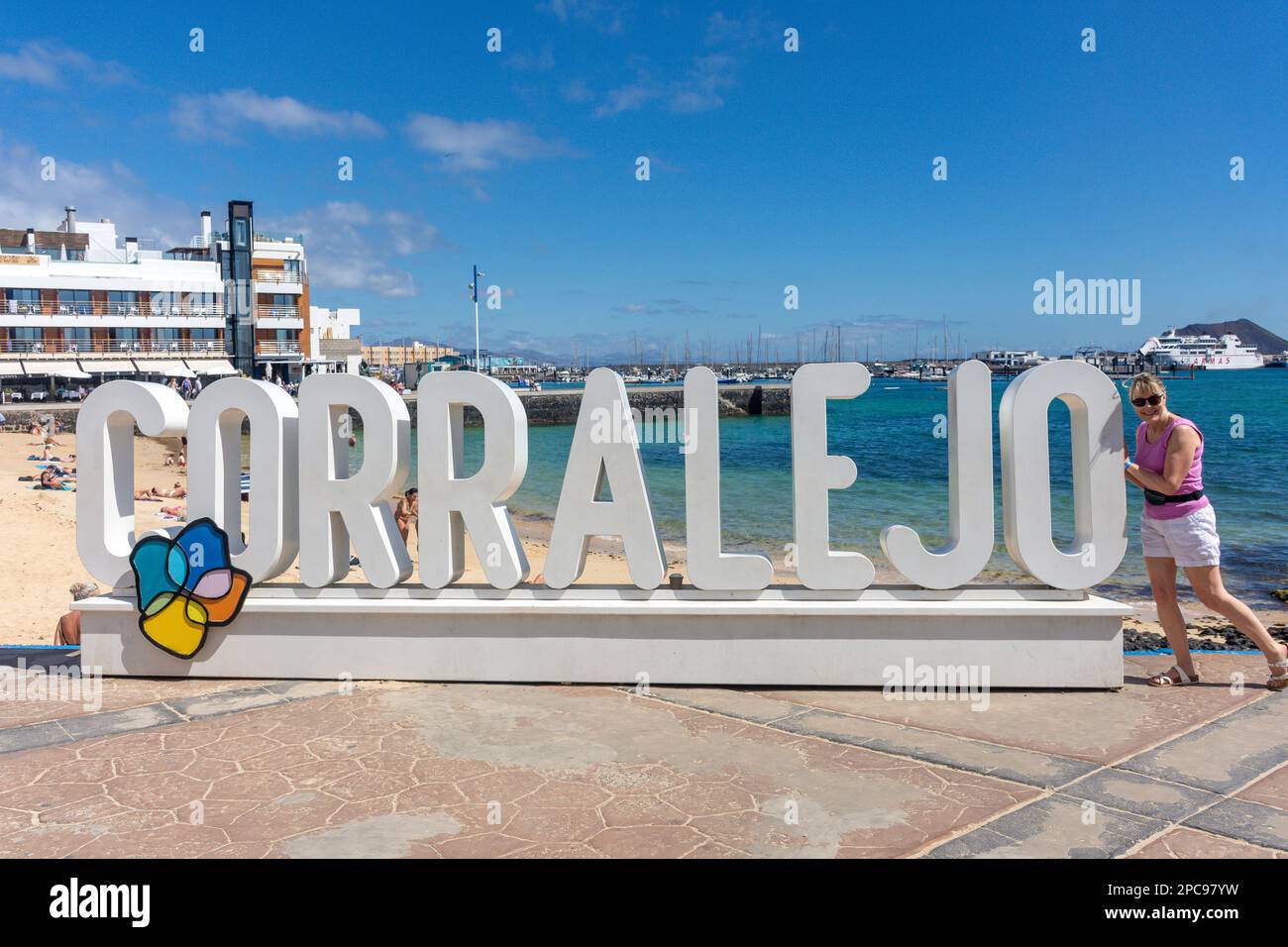 Großes Corralego-Schild bei Playa de Corralejo Viejo, Corralejo, Fuerteventura, Kanarische Inseln, Königreich Spanien Stockfoto