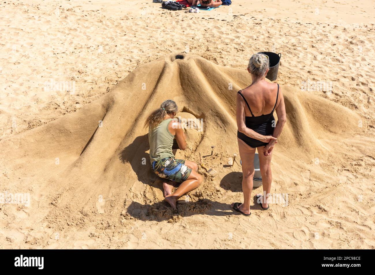 Sandbildhauer bei der Arbeit am Strand, Playa de Corralejo Viejo, Corralejo, Fuerteventura, Kanarische Inseln, Königreich Spanien Stockfoto