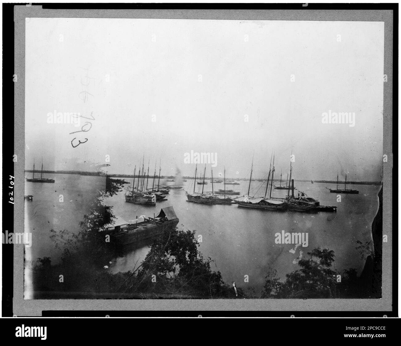 Blick auf James River, vor City Point, Virginia, 5. Juli 1864 , Blick auf James River von General Grants Hauptquartier, 5. Juli 1864. Nr. 793, Titel von Artikel, alternativer Titel, Fotograf und Datum aus Katalog der fotografischen Vorfälle des Krieges, aus der Galerie von Alexander Gardner... von Bob Zeller, veröffentlicht vom Center for Civil war Photography, c2003, Purchase; L.C. Handy, Washington, D.C.; 1905. November 25; (DLC/PP-1905: 42760A). Vereinigte Staaten, Geschichte, Bürgerkrieg, 1861-1865, Vereinigte Staaten, Virginia, James River. Stockfoto