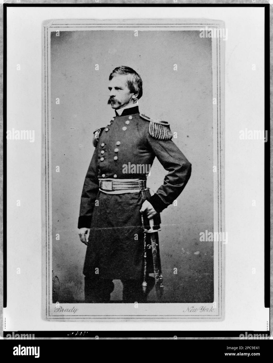 Nathaniel P. Banks, dreiviertel langes Porträt, trägt Militäruniform, steht, mit linker Hand am Schwert, nach links gerichtet. Auf Verso: Brady's National Photographic Galleries, No. 352 Pennsylvania Av. Washington, D.C. & Broadway & Tenth Street, New York, in Album: [U.S. Army Officers and Other Persons of the Civil war Period / John White Geary, comp. 1861-1865], Nr. 72, Surrogat S. 18 (unten rechts), Surrogate als Farblaserkopie im P&P Reading Room erhältlich. Banks, Nathaniel Prentiss, 1816-1894, Usa, Geschichte, Bürgerkrieg, 1861-1865, Militärpersonal, Union, Militäroffiziere, Gewerkschaft Stockfoto