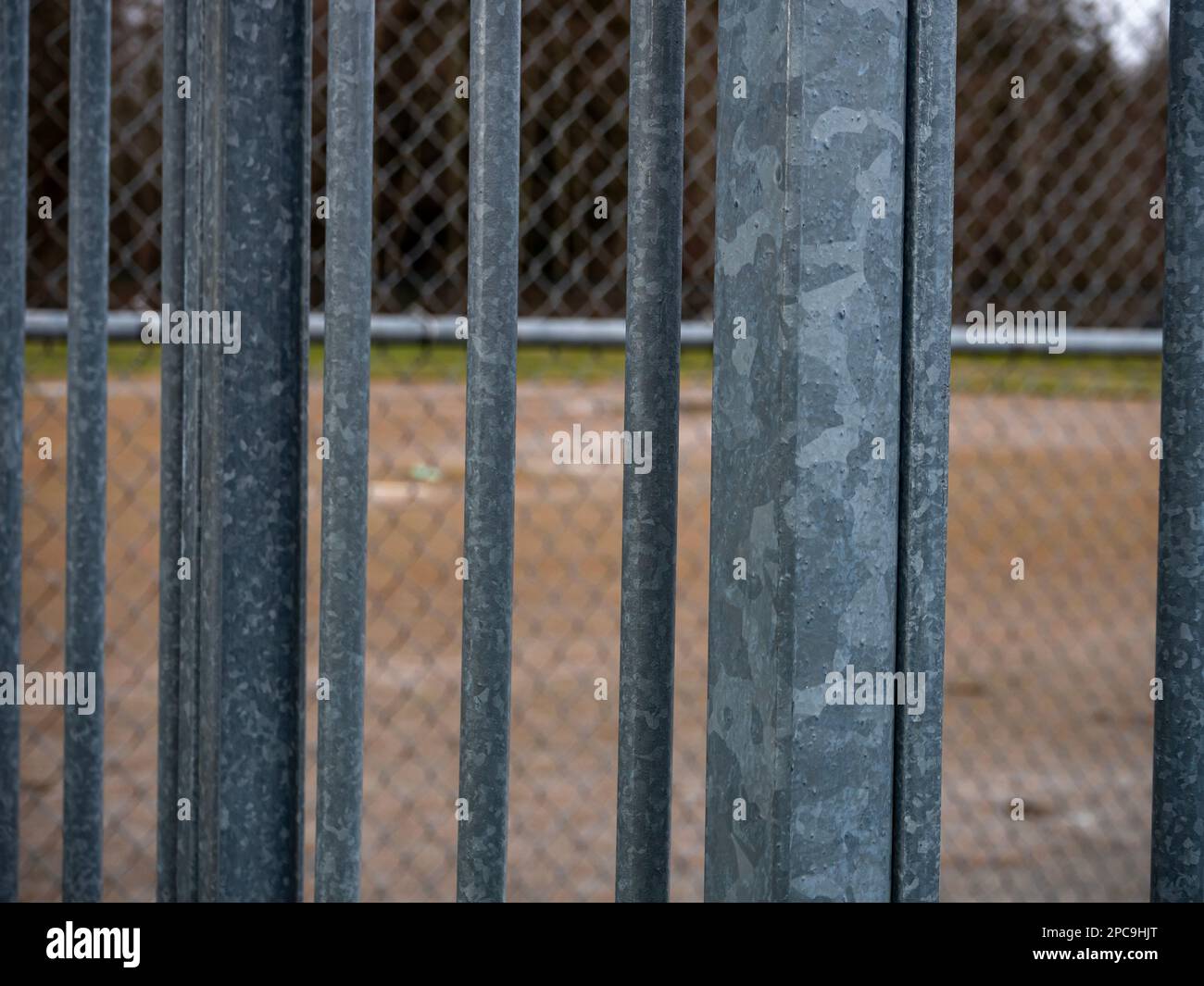 WA23248-00...WASHINGTON - Upright Supports und ein Kettengliederzaun im Erholungsgebiet der Boeing Company in Mukilteo. Stockfoto