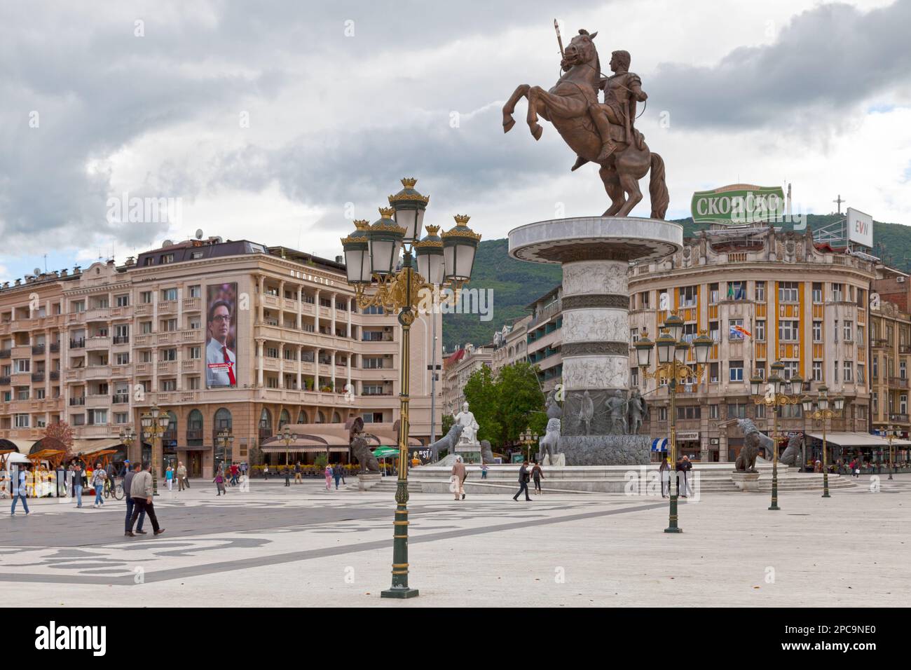 Skopje, Nordmazedonien - Mai 20 2019: Brunnen von Alexander dem Großen in der Mitte des Mazedonischen Platzes, dem Hauptplatz der Hauptstadt der Republik Stockfoto