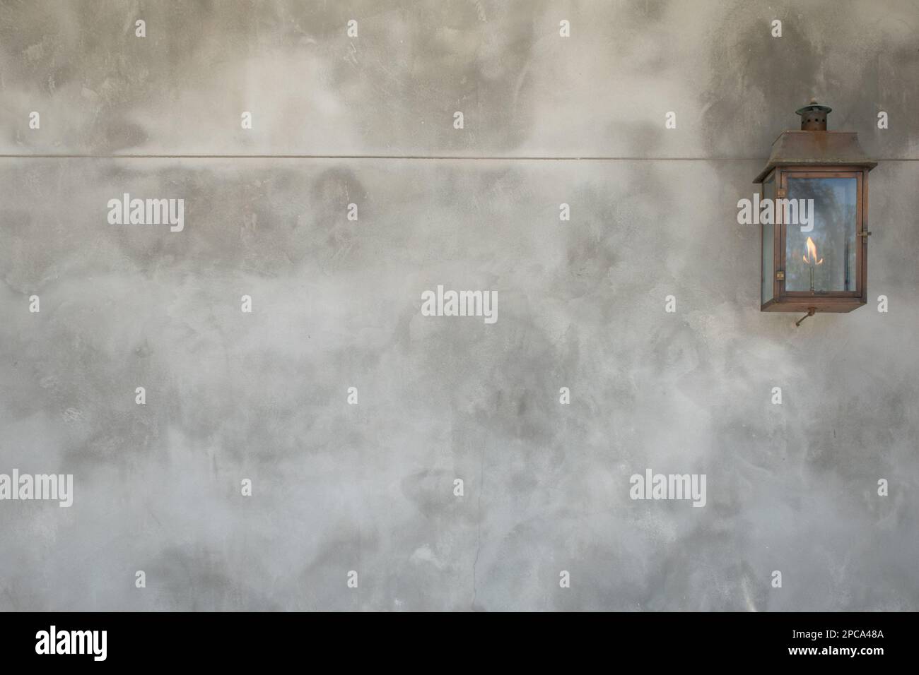 Gaslaterne mit hellgrauem Steinhintergrund Stockfoto