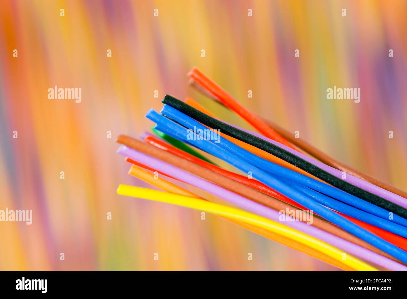 Nahaufnahme von Tuft aus mehrfarbigen Schmalspurdrähten. Zur Farb-Identifikation, elektrische Komplexität. Stockfoto