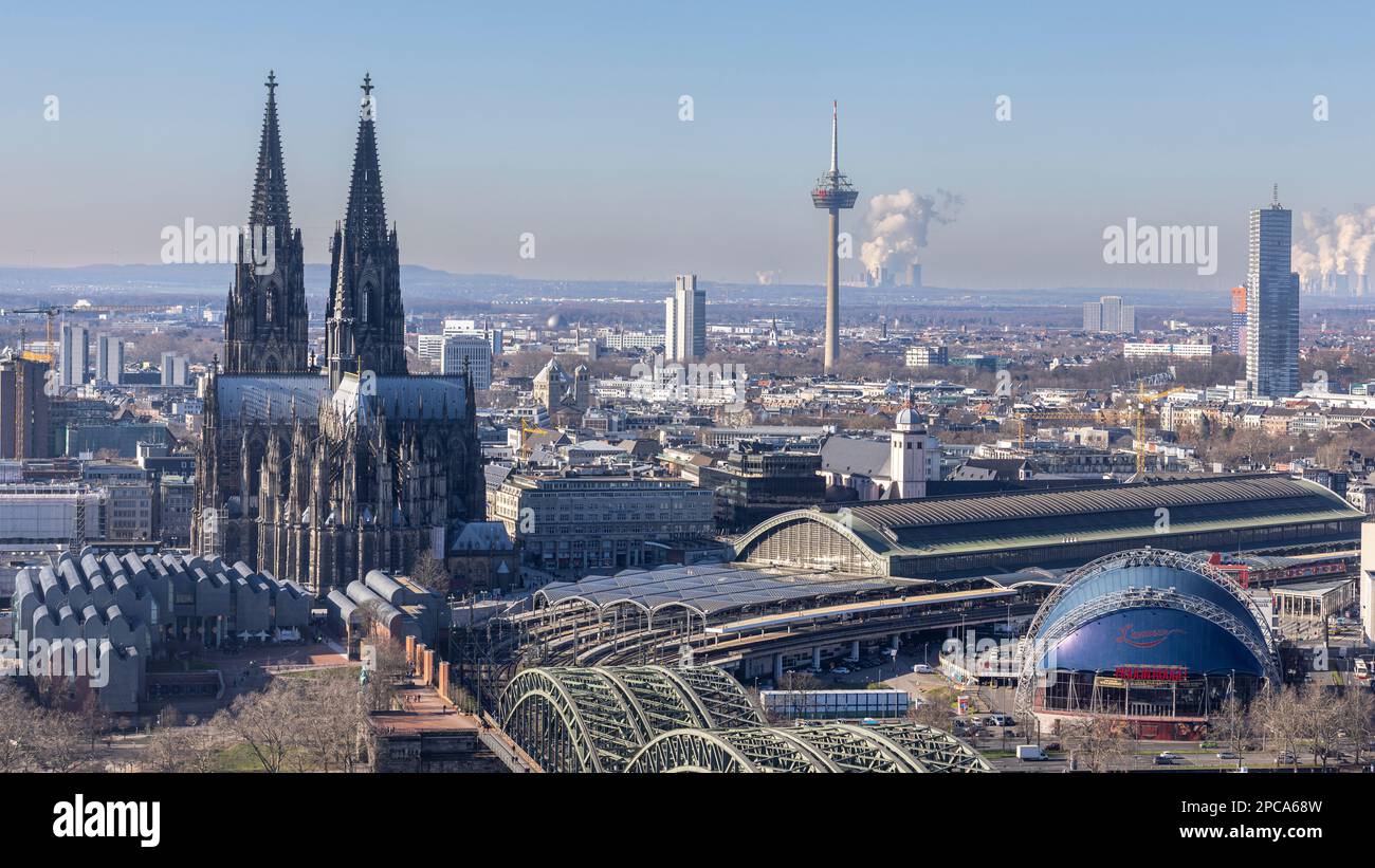 Wolkenkratzer, die sich an einem hellen Frühlingstag über der Kölner Skyline erheben Stockfoto