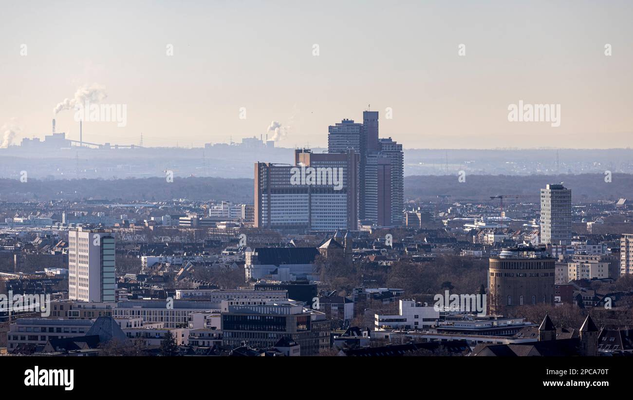 Wolkenkratzer, die sich an einem hellen Frühlingstag über der Kölner Skyline erheben Stockfoto