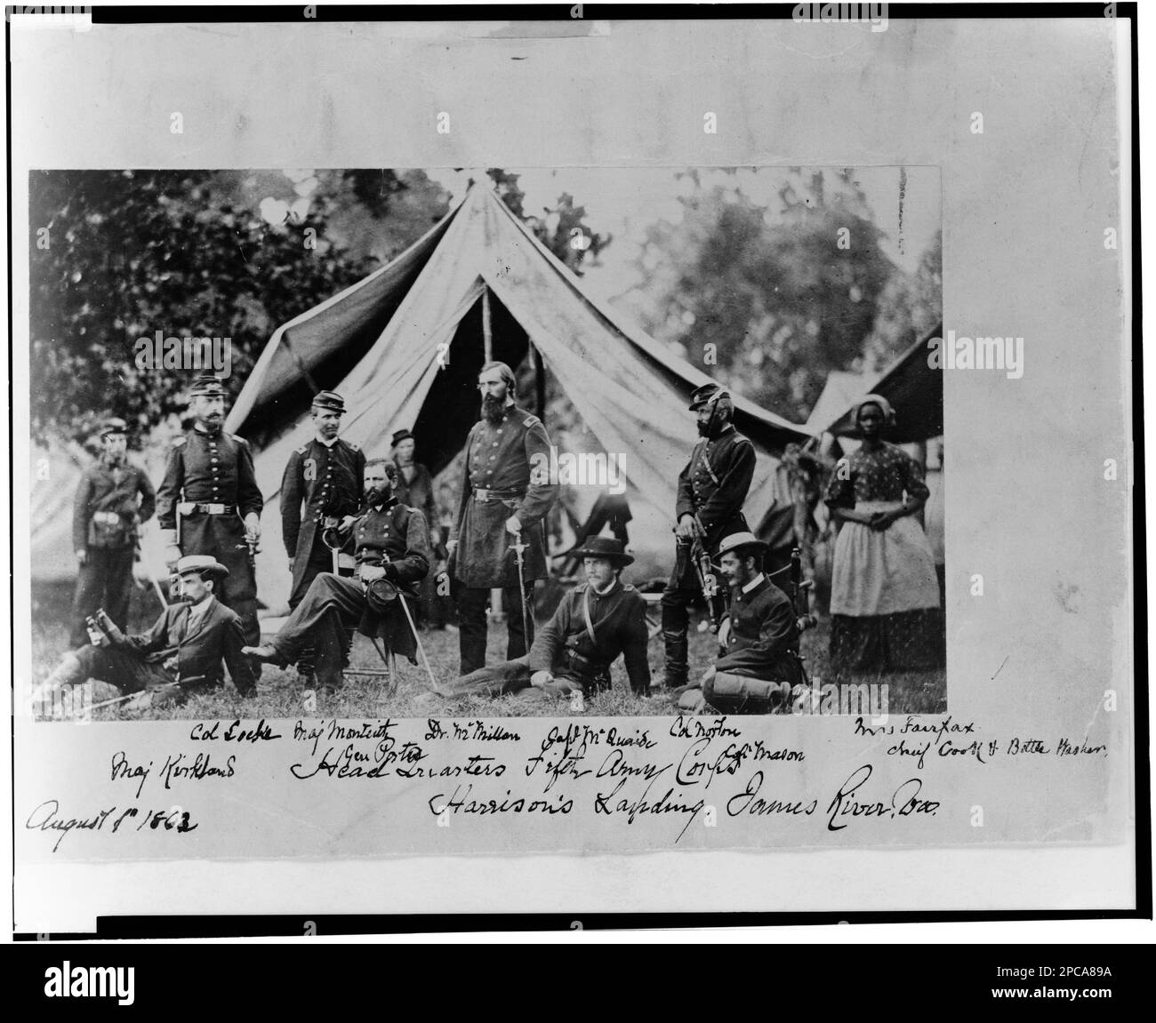 Hauptquartier Fünftes Armeekorps, Harrison's Landing, James River, Virginia. Zu den auf dem Berg identifizierten Sittern gehören Major Kirkland, Oberst Locke, Major Montieth, Dr. McMillan, General Porter, Captain McQuade, Oberst Norton, Oberst Mason, Mrs. Fairfax, Chief Cook & Bottle washer, Civil war Photograph Collection, handgeschrieben auf der Rückseite des Drucks: An General Grindley mit Grüßen von Fitz John Porter, Original Negative im Besitz des Nationalarchivs (111-B-2186). Afroamerikaner, Beschäftigung, Virginia, Harrisons Landing, 1860-1870, USA, Geschichte, Bürgerkrieg, 1861-1865, Militärpersonal, Gewerkschaft. Stockfoto