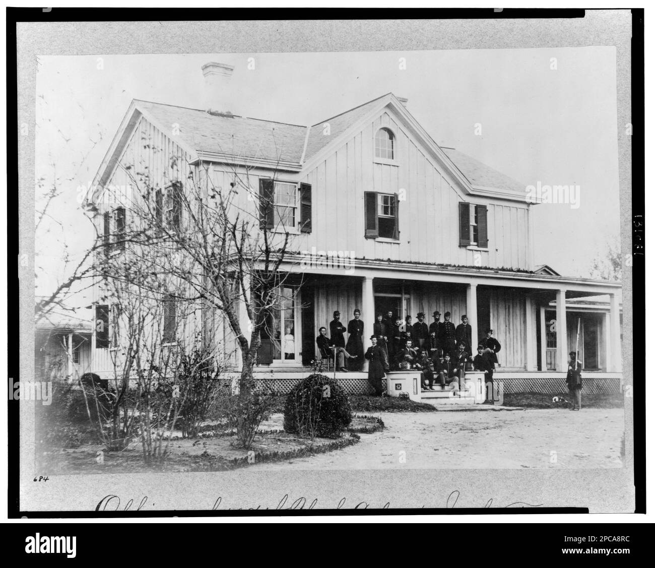 Offiziere von 107. USA Farbige Infanterie. Nr. 684, Original negativ nr.: LC-B817-7684, Bürgerkriegs Fotosammlung, Titel aus Artikel. Häuser, 1860-1870, Offiziere, Union, 1860-1870, Veranden, 1860-1870, Usa, Geschichte, Bürgerkrieg, 1861-1865, Afroamerikaner, Usa, Geschichte, Bürgerkrieg, 1861-1865, Militärpersonal, Union. Stockfoto