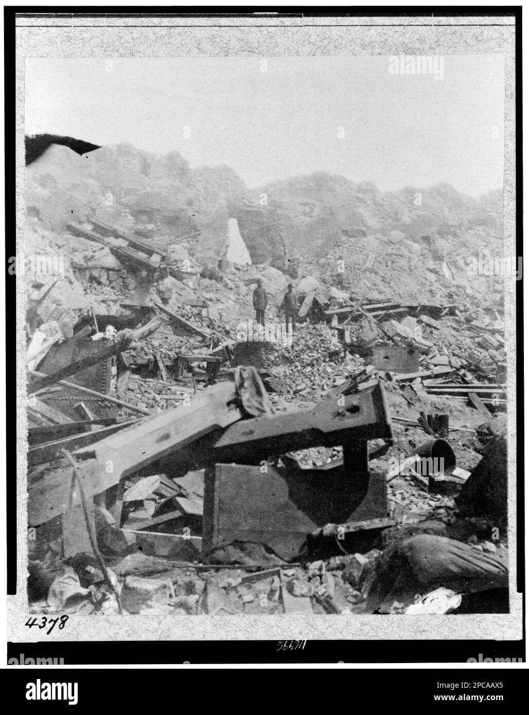 Innenansicht von Fort Sumter, Charleston, South Carolina, aufgenommen von einem Fotografen der Konföderierten im Jahr 1864, d. h. 1863. Nr. 4378, Titel von Artikel, Datum und Name des Fotografen aus 99 Historic Images of Civil war Charleston, Ed. Von Garry Adelman, John Richter, und Bob Zeller, Center for Civil war Photography, 2009, S. 17, montiert mit fünf weiteren Fotos, Gift; Oberst Godwin Ordway; 1948. Forts & Fortifications, South Carolina, Charleston, 1860-1870, Vereinigte Staaten, Geschichte, Bürgerkrieg, 1861-1865, Fort Sumter (Charleston, S.C.), 1860-1870, Usa, Geschichte, Bürgerkrieg, 1861-1865, Zerstörung und pi Stockfoto