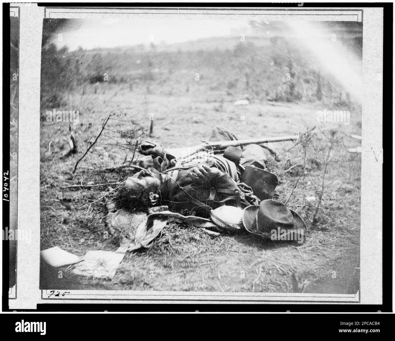 Toter Konföderierter Soldat, einer von Ewells Corps, als er nach der Schlacht vom 19. Mai 1864 auf dem Feld lag. Nr. 725, Titel von Artikel, alternativer Titel, Fotograf und Datum aus dem Katalog der fotografischen Vorfälle des Krieges, aus der Galerie Alexander Gardner..von Bob Zeller, veröffentlicht vom Center for Civil war Photography, c2003, mit 5 weiteren Fotos mit allgemeiner Beschriftung: Tot in Spottsylvania, Geschenk; Oberst Godwin Ordway; 1948. Vereinigte Staaten, Geschichte, Bürgerkrieg, 1861-1865, Vereinigte Staaten, Virginia, Spotsylvania. Stockfoto