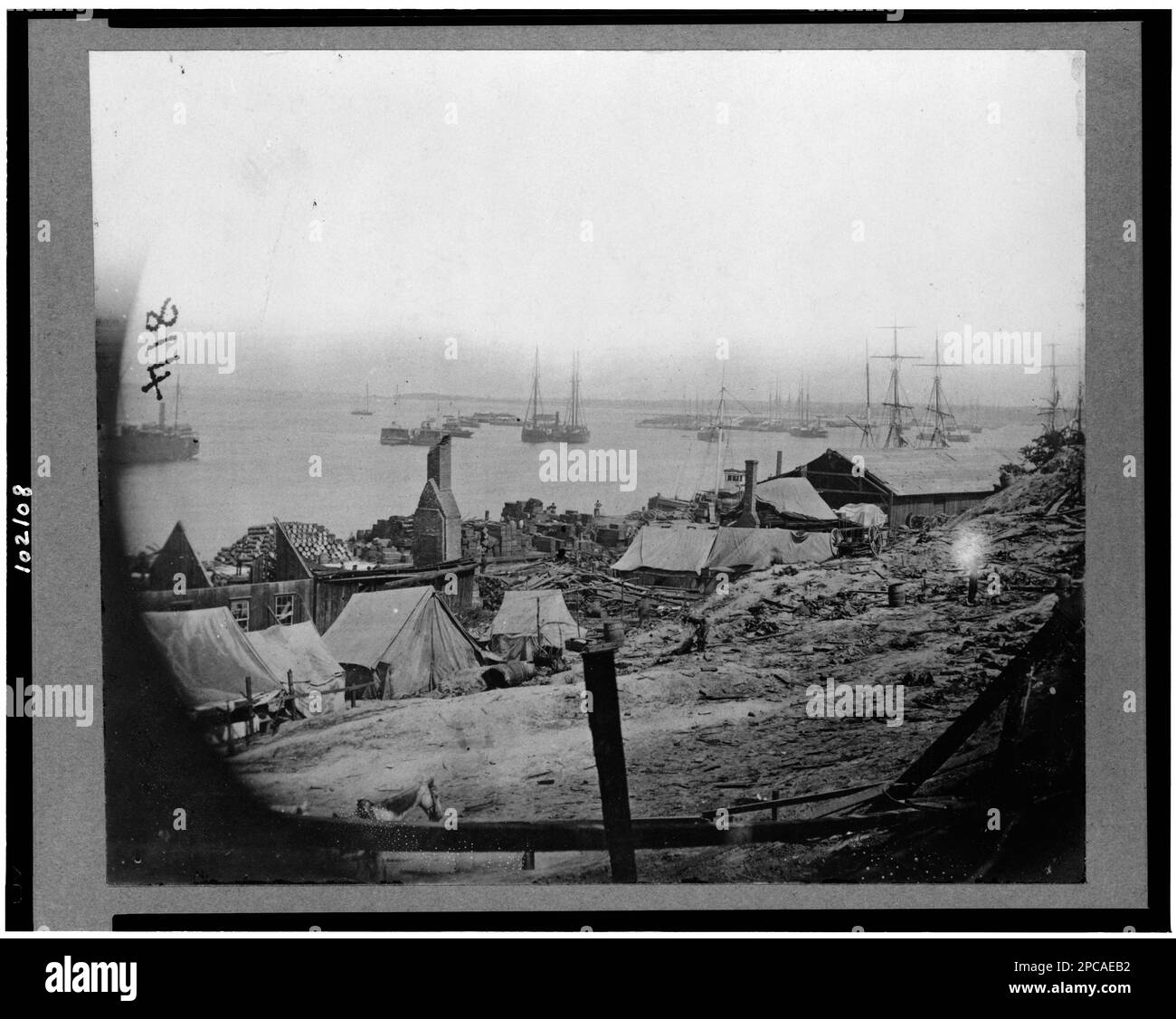 City Point, Virginia, Blick auf die Docks, nach der Explosion der Kampfschiffe, Blick auf Ruinen vom Hügel über der Landung am City Point, James River, nach der Explosion vom 9. August. Nr. 814, Titel von Artikel, alternativer Titel, Fotograf und Datum aus Katalog der fotografischen Vorfälle des Krieges, aus der Galerie von Alexander Gardner... von Bob Zeller, veröffentlicht vom Center for Civil war Photography, c2003, Purchase; L.C. Handy, Washington, D.C.; 1905. November 25; (DLC/PP-1905: 42760A). Vereinigte Staaten, Geschichte, Bürgerkrieg, 1861-1865, Vereinigte Staaten, Virginia, Hopewell. Stockfoto