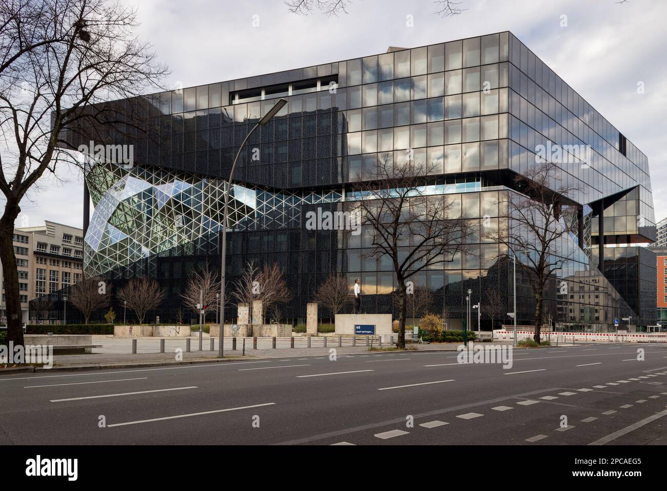 Berlin, Deutschland 12-05-2020 Axel Springer Neubau in Berlin, entworfen von Rem Koolhaas, Gründer des Büros für Metropolitanische Architektur. Stockfoto