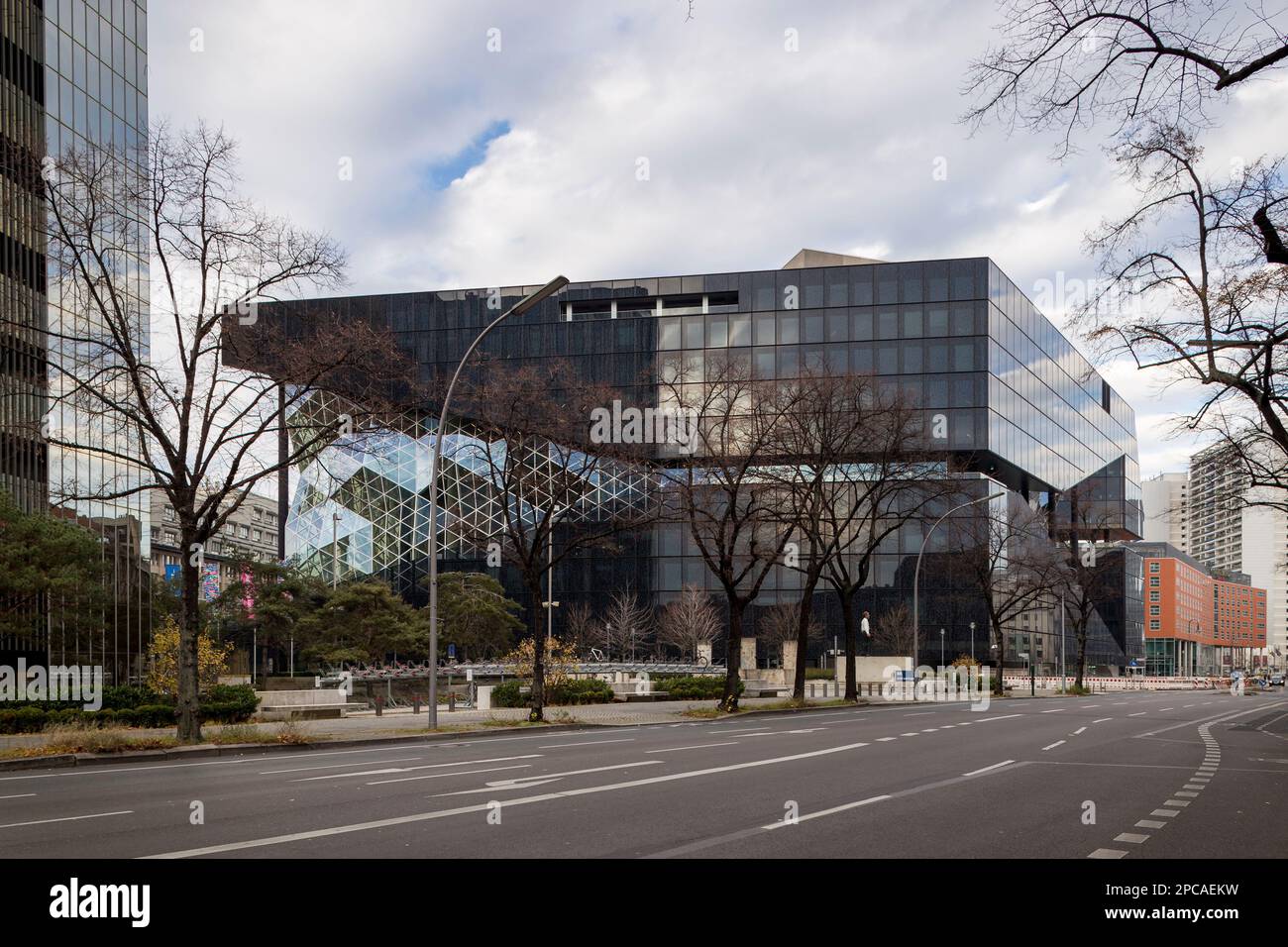 Berlin, Deutschland 12-05-2020 Axel Springer Neubau in Berlin, entworfen von Rem Koolhaas, Gründer des Büros für Metropolitanische Architektur. Stockfoto