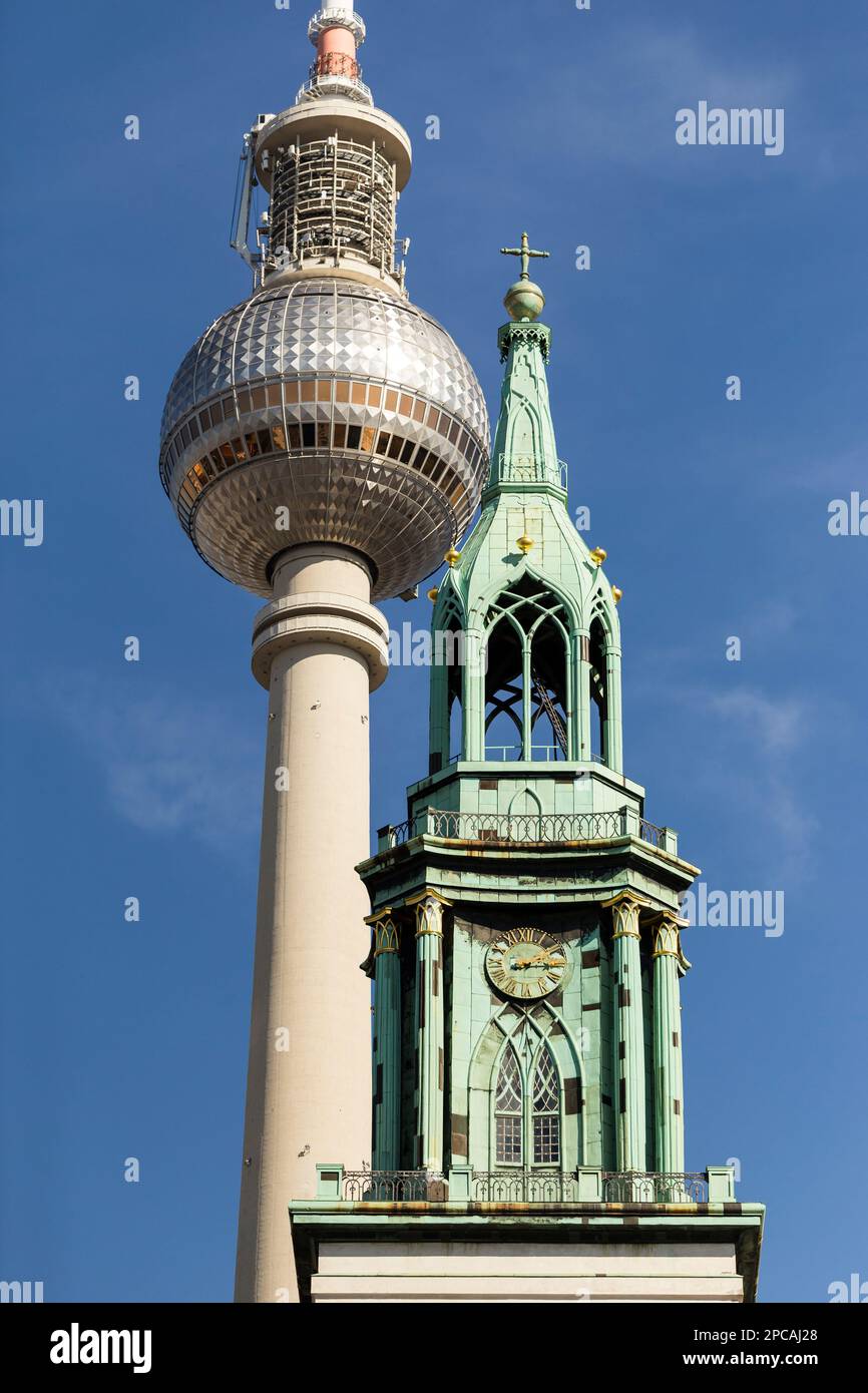 Berlin DEUTSCHLAND 24-03-2020 Kupferspitze des Barocks und neogotischen Turms St. Marienkirche mit Fernsehturm Berlin (eng: Fernsehturm) Stockfoto