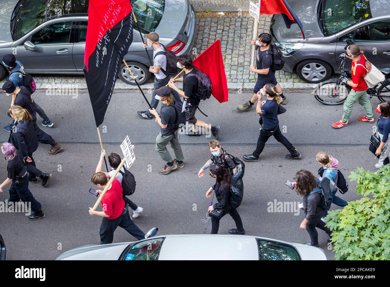Berlin, Deutschland 08-21-2021 Soziale Aktivisten vom Fenster aus gesehen, gehen eine enge Straße der deutschen Hauptstadt entlang, Stockfoto