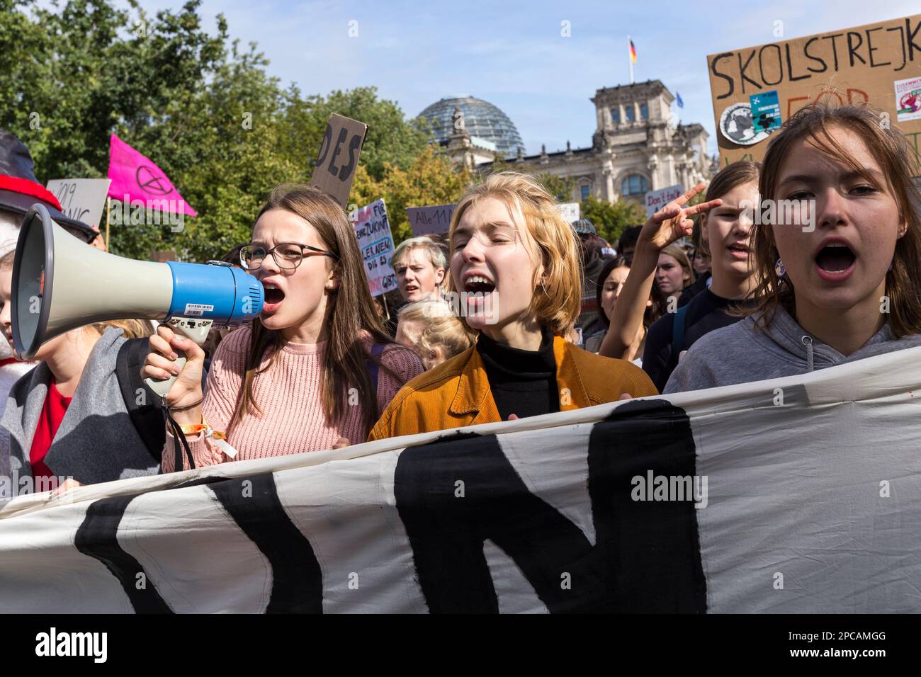 Berlin, Deutschland, 9./20/2019. Freitage für künftige Demonstrationen in Berlin unter Protest gegen den Klimawandel. Reichstag im Hintergrund Stockfoto