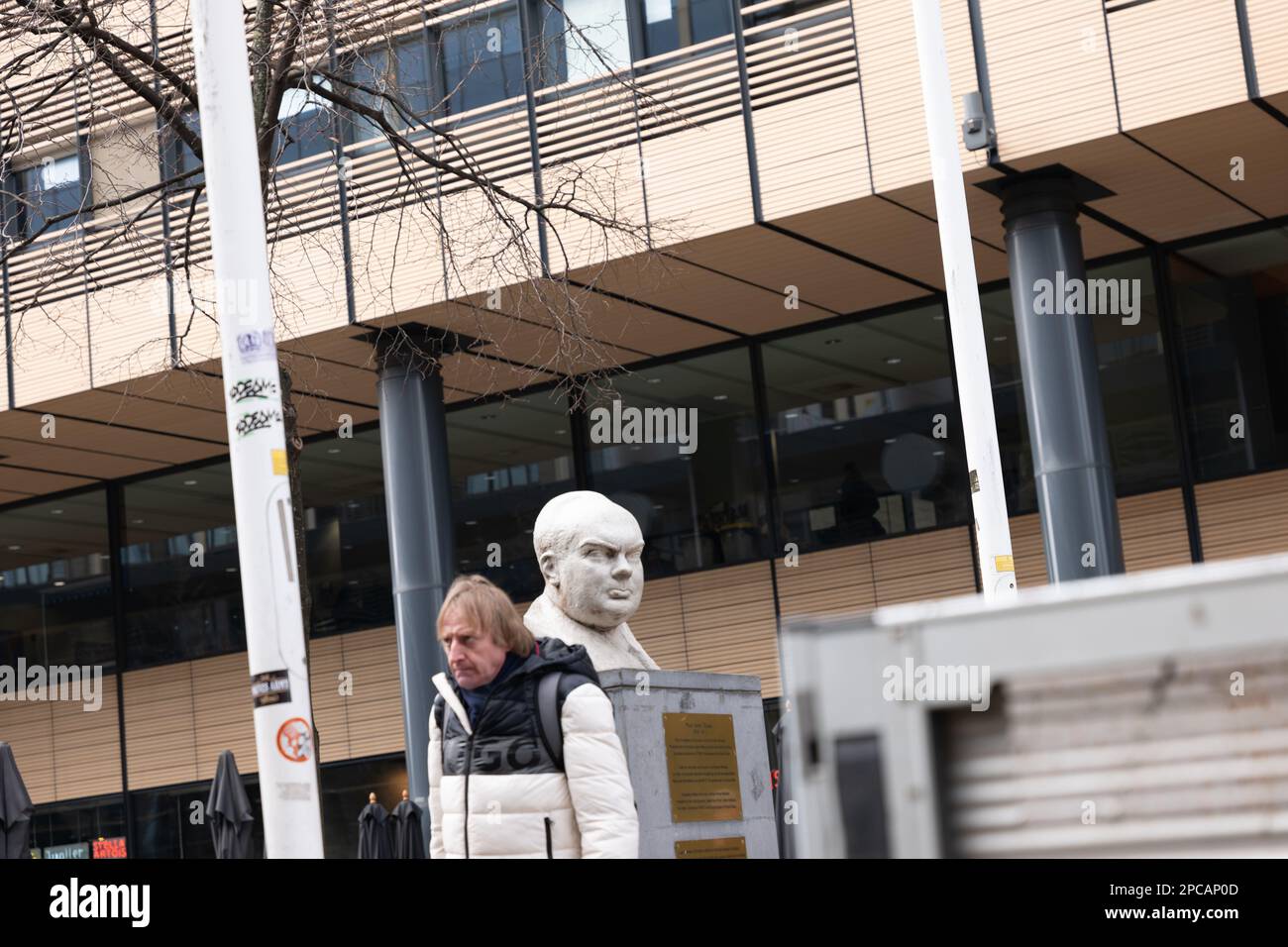 Ein Mann steht neben einer Statue, die ihm auch ähnlich sieht, vor dem Brüsseler Bahnhof Midi. Stockfoto