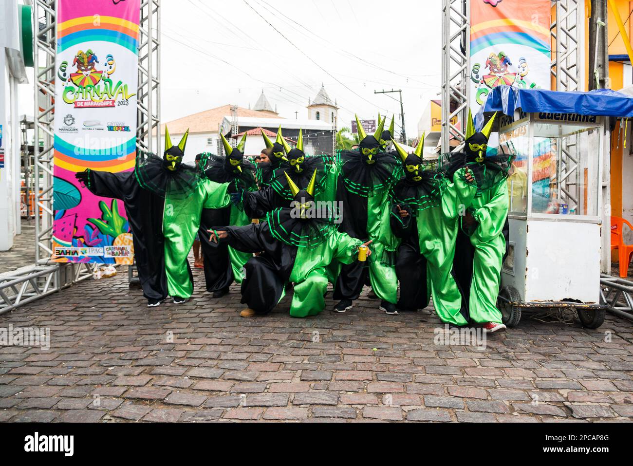 Maragogipe, Bahia, Brasilien - 20. Februar 2023: Eine Gruppe von Menschen in Maragogipe Grimaces posieren für ein Foto auf einem Karneval in Bahia, Brasilien. Stockfoto