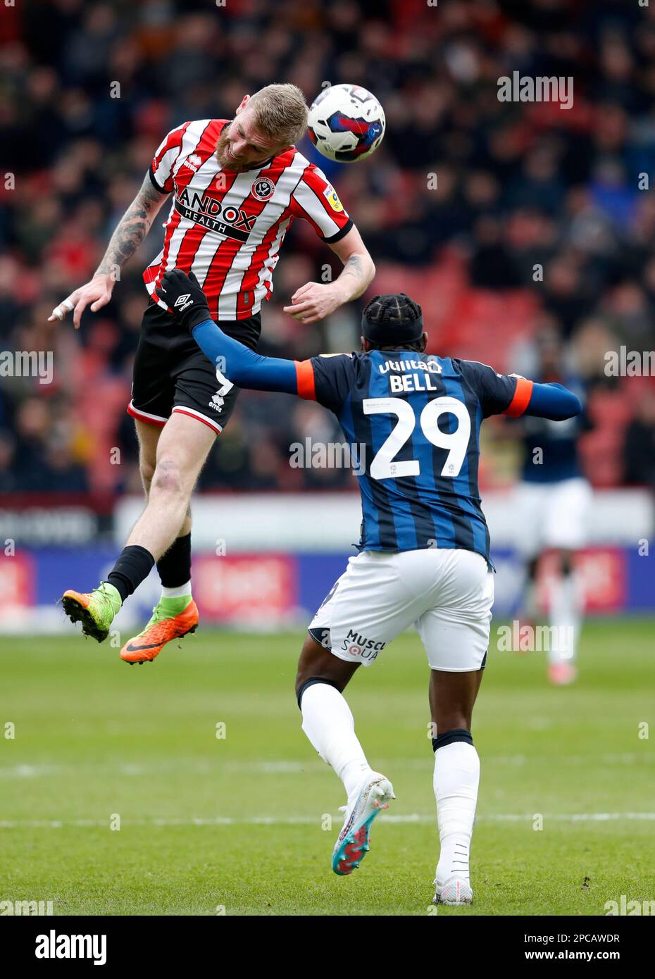 Oliver McBurnie von Sheffield United (links) und Amari'i Bell von Luton Town kämpfen während des Sky Bet Championship-Spiels in Bramall Lane, Sheffield, um den Ball. Foto: Samstag, 11. März 2023. Stockfoto