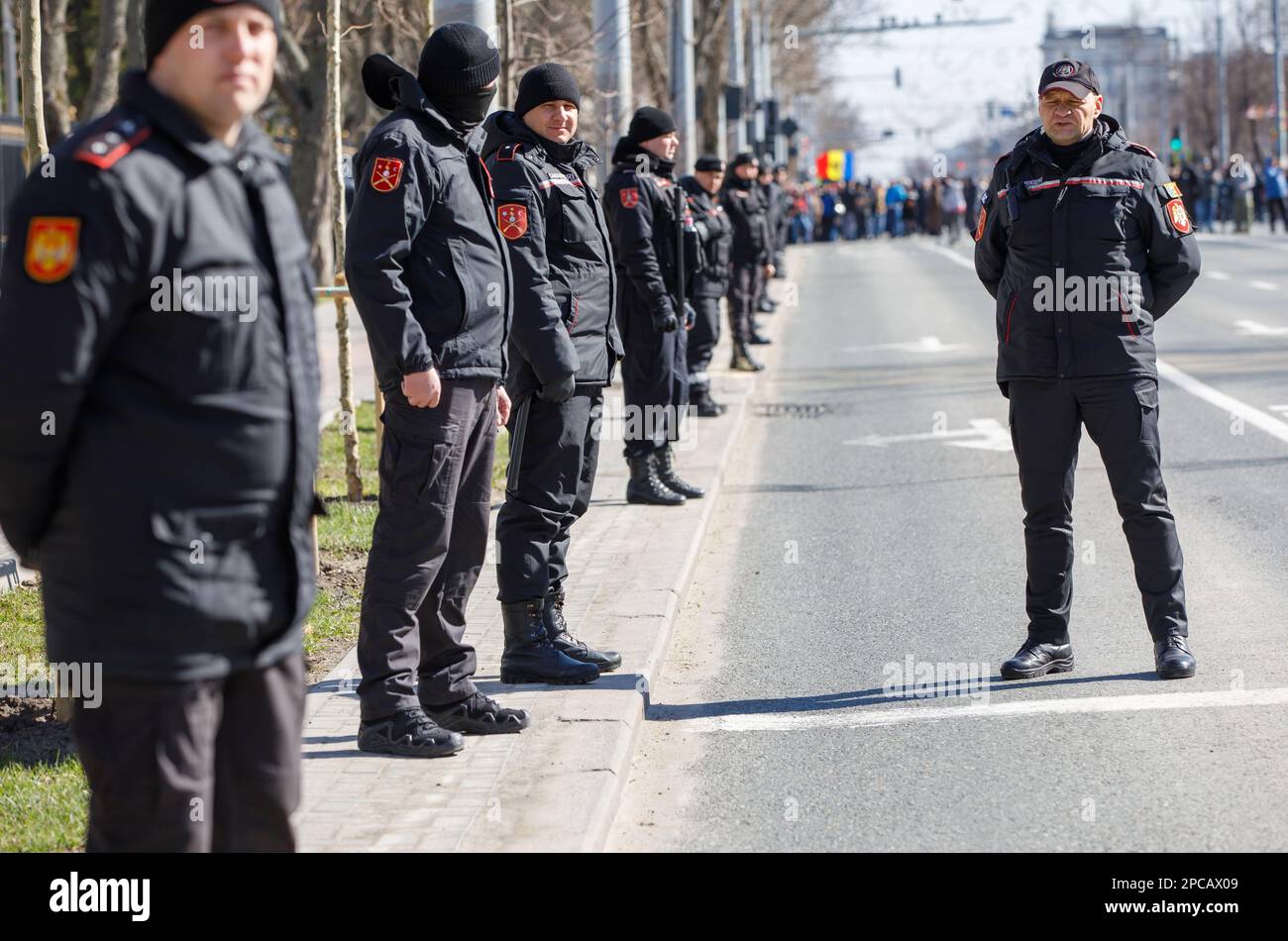 Chisinau, Moldawien - 12. März 2023: Polizei und Carabinieri sorgen während eines regierungsfeindlichen Protests für öffentliche Ordnung Stockfoto