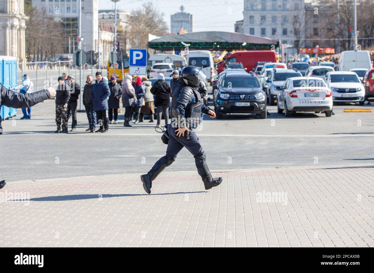 Chisinau, Moldawien - 12. März 2023: Polizei und Carabinieri sorgen während eines regierungsfeindlichen Protests für öffentliche Ordnung Stockfoto