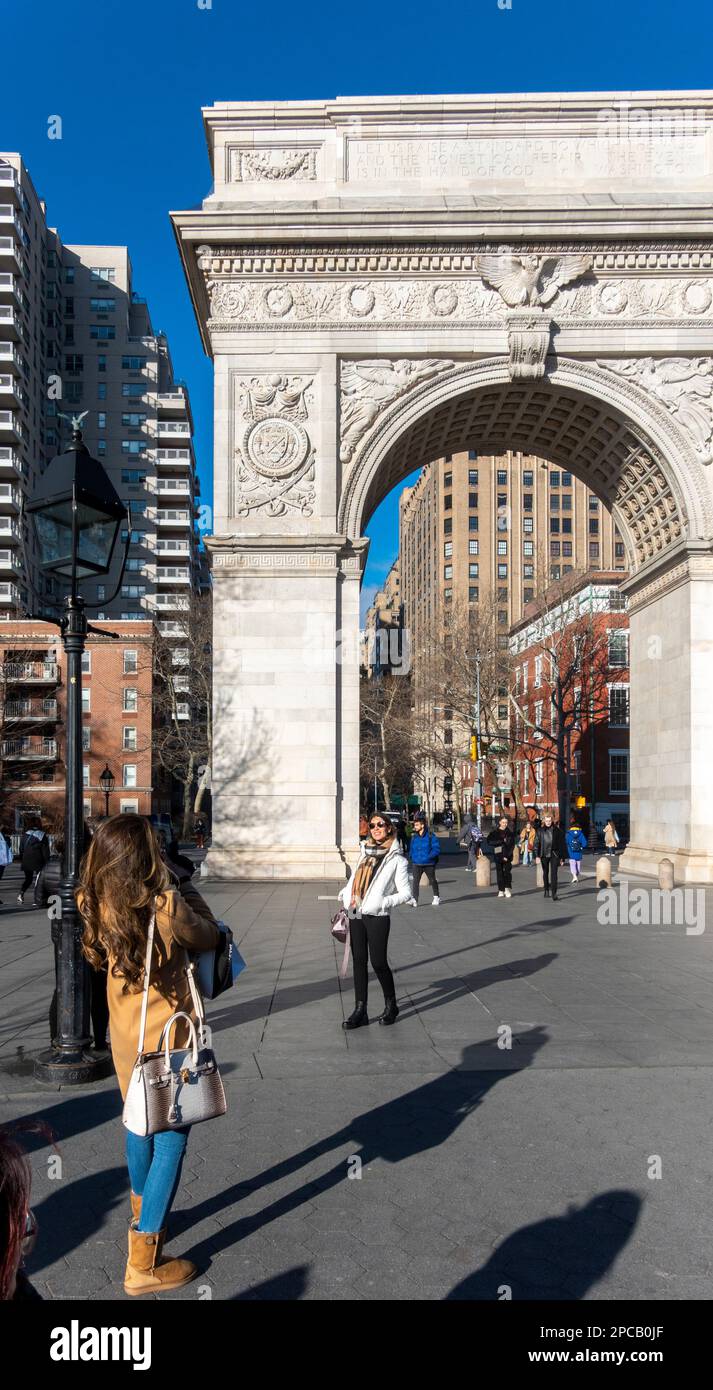 Eine Frau fotografiert eine andere in Washington Square, Manhattan, New York City, USA Stockfoto