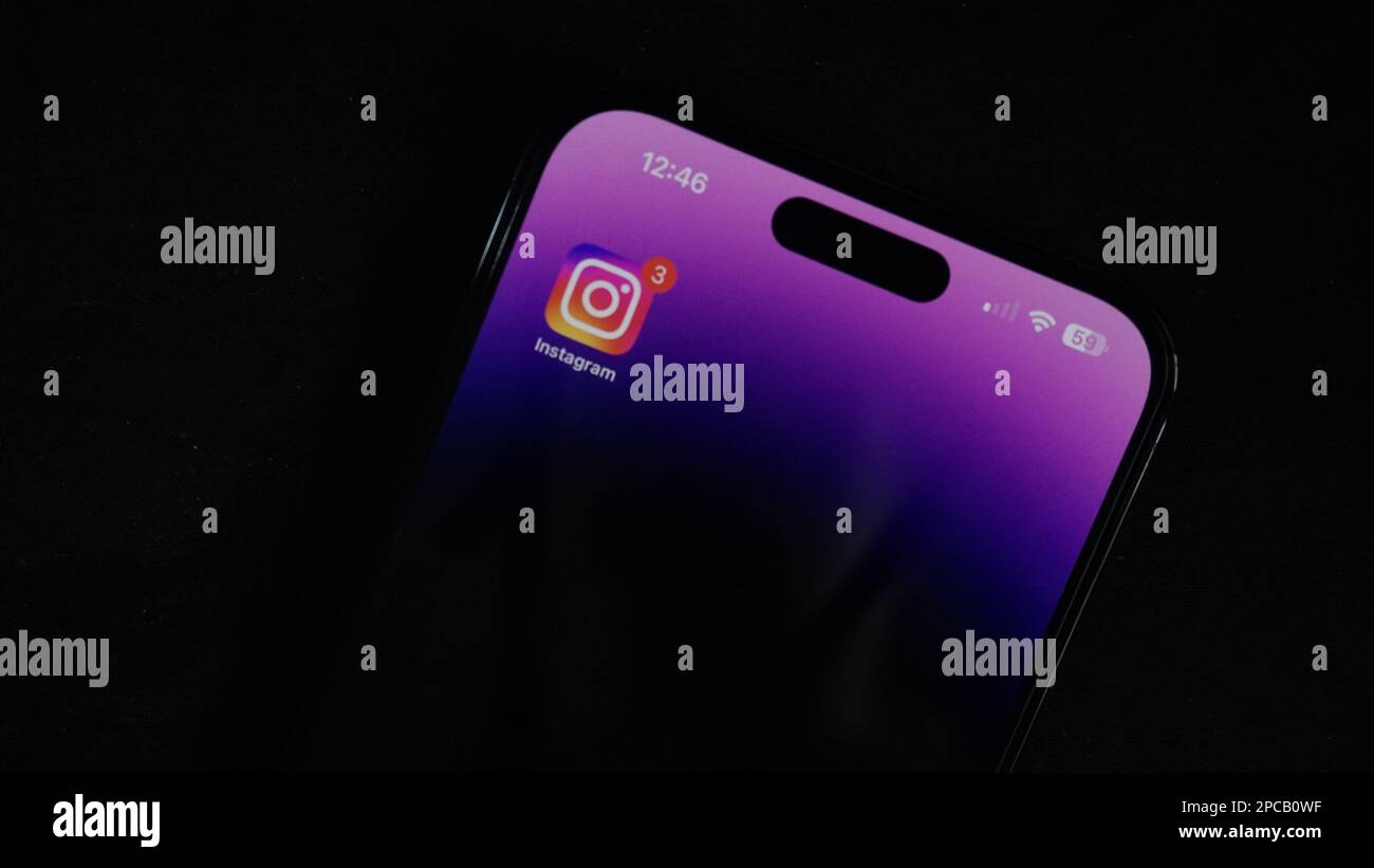 Instagram Mobile-Anwendung auf dem iPhone 14 Pro max. Bildschirm. Closeup Studio Shot Telefon im dunklen Hintergrund. Stockfoto