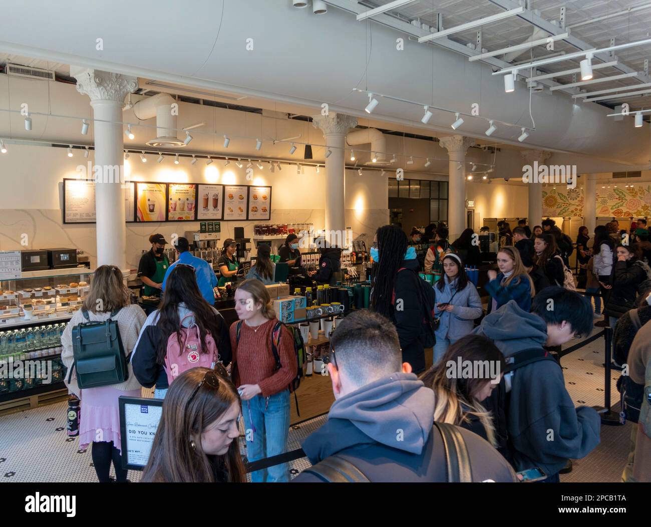 Lange Schlange im belebten Starbucks Café, New York University, 45 West 4. Street, New York, NY 10012, USA Stockfoto