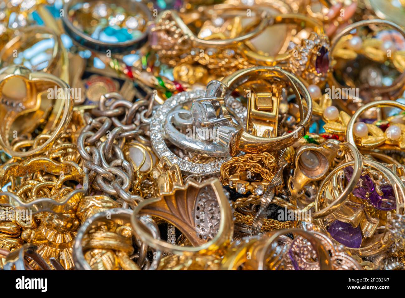 Horizontale Nahaufnahme eines großen goldenen Schmuckstapels. Stockfoto