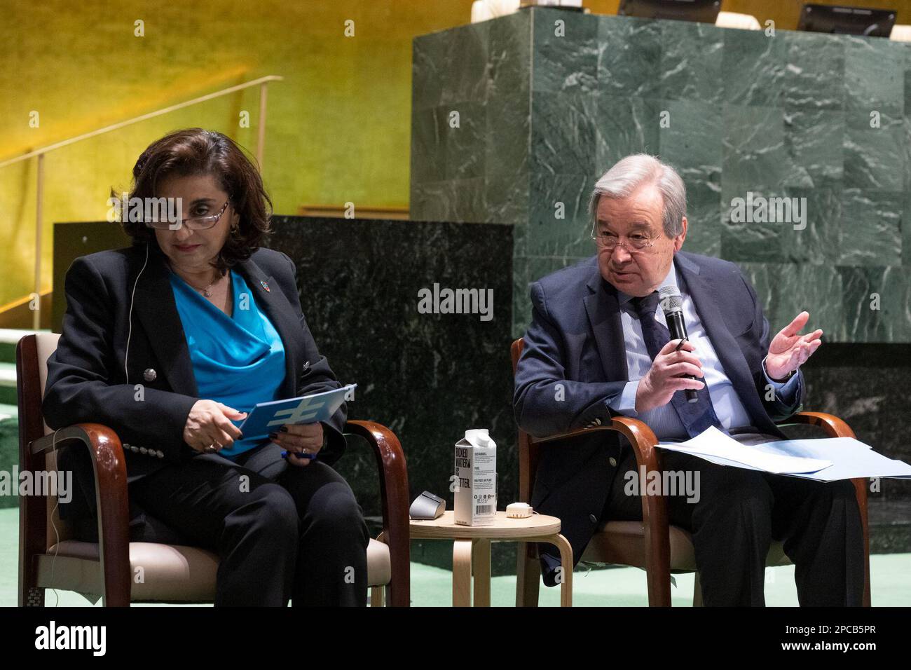 New York, USA. 13. März 2023. (230313) -- VEREINTE NATIONEN, 13. März 2023 (Xinhua) -- UN-Generalsekretär Antonio Guterres (R) spricht auf einem Rathaustreffen mit der Zivilgesellschaft auf der 67. Sitzung der Kommission für die Rechtsstellung der Frau am Sitz der Vereinten Nationen in New York am 13. März 2023. Guterres warnte Montag, dass die digitale Kluft zwischen den Geschlechtern sich schnell zum neuen Gesicht der Ungleichheit zwischen den Geschlechtern entwickelt. (Eskinder Debebe/UN Foto/Handout über Xinhua) Kredit: Xinhua/Alamy Live News Kredit: Xinhua/Alamy Live News Stockfoto