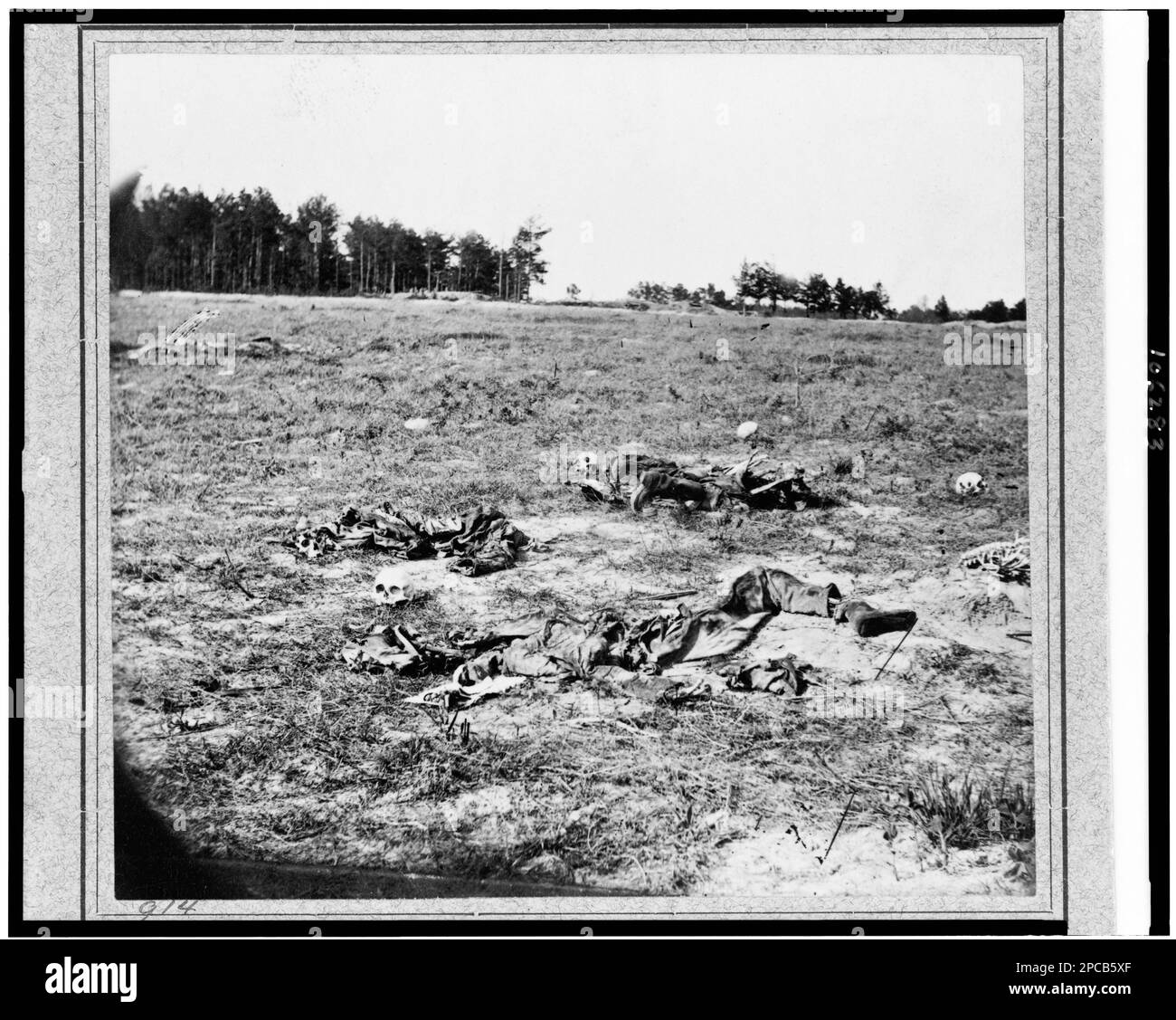 Schlachtfeld von Gaines' Mill, Virginia, nicht begraben tot auf Schlachtfeld (von Gaines' Mill, in der Nähe von Cold Harbor). Nr. 914, Titel von Artikel, alternativer Titel, Fotograf, und Datum aus dem Katalog der fotografischen Vorfälle des Krieges, aus der Galerie von Alexander Gardner..von Bob Zeller, veröffentlicht vom Center for Civil war Photography, c2003, montiert mit 1 anderen Fotos mit allgemeiner Überschrift: Schlachtfeld von Gaines' Mill, VA, Gift; Oberst Godwin Ordway, 1948. Vereinigte Staaten, Geschichte, Bürgerkrieg, 1861-1865, Vereinigte Staaten, Virginia. Stockfoto