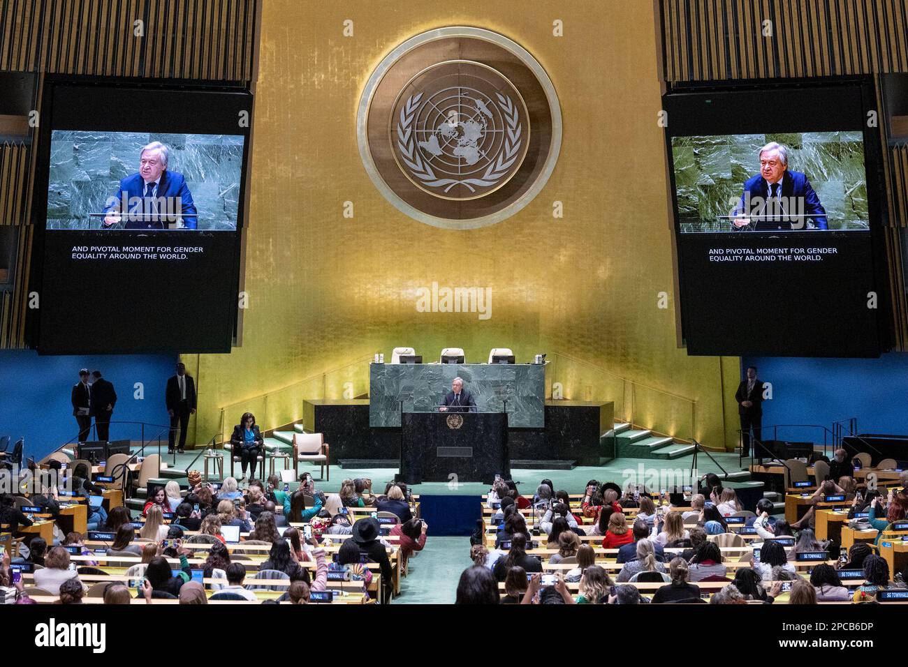 New York, USA. 13. März 2023. (230313) -- VEREINTE NATIONEN, 13. März 2023 (Xinhua) -- UN-Generalsekretär Antonio Guterres (auf dem Podium und auf den Bildschirmen) spricht auf einem Rathaustreffen mit der Zivilgesellschaft auf der 67. Sitzung der Kommission für die Rechtsstellung der Frau am Sitz der Vereinten Nationen in New York am 13. März 2023. Guterres warnte Montag, dass die digitale Kluft zwischen den Geschlechtern sich schnell zum neuen Gesicht der Ungleichheit zwischen den Geschlechtern entwickelt. (Eskinder Debebe/UN Foto/Handout über Xinhua) Kredit: Xinhua/Alamy Live News Kredit: Xinhua/Alamy Live News Stockfoto