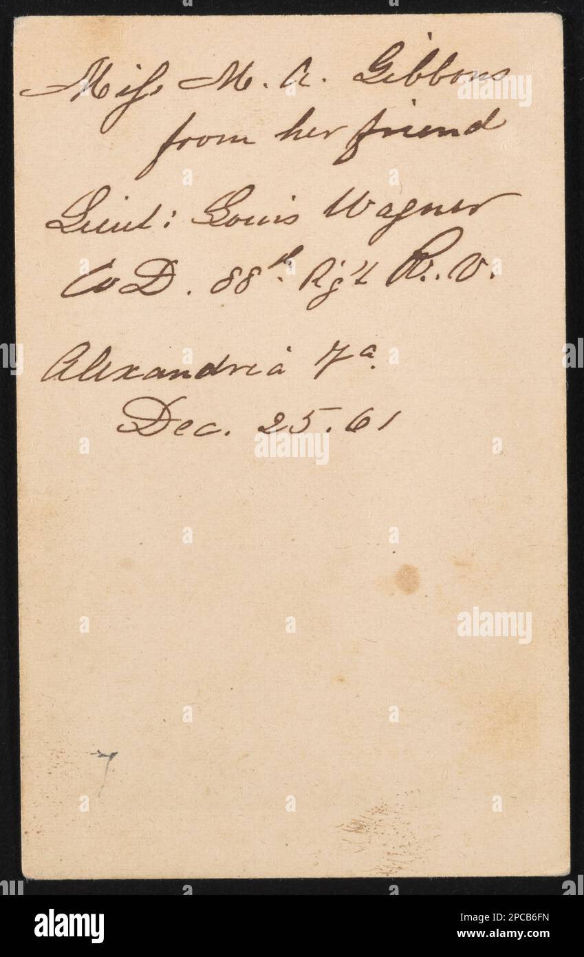 Oberst Louis Wagner von Co D, 88. Pennsylvania Infanterie-Regiment in Uniform mit Schwert und Revolver, steht vor einer bemalten Kulisse und zeigt ein Militärlager mit Zelten / Brady, Washington. Liljenquist Family Sammlung von Bürgerkriegsfotos, pp/liljpaper. Wagner, Louis, 1838-1914, Usa, Armee, Pennsylvania Infanterie Regiment, 88. (1861-1865), People, Soldiers, Union, 1860-1870, Backdrop, 1860-1870, Daggers & Swords, 1860-1870, Kriegsgefangene, Union, 1860-1870, Handguns, 1860-1870, Militäruniformen, Union, 1860-1870, USA, Geschichte, Bürgerkrieg, 1861-1865, Milit Stockfoto