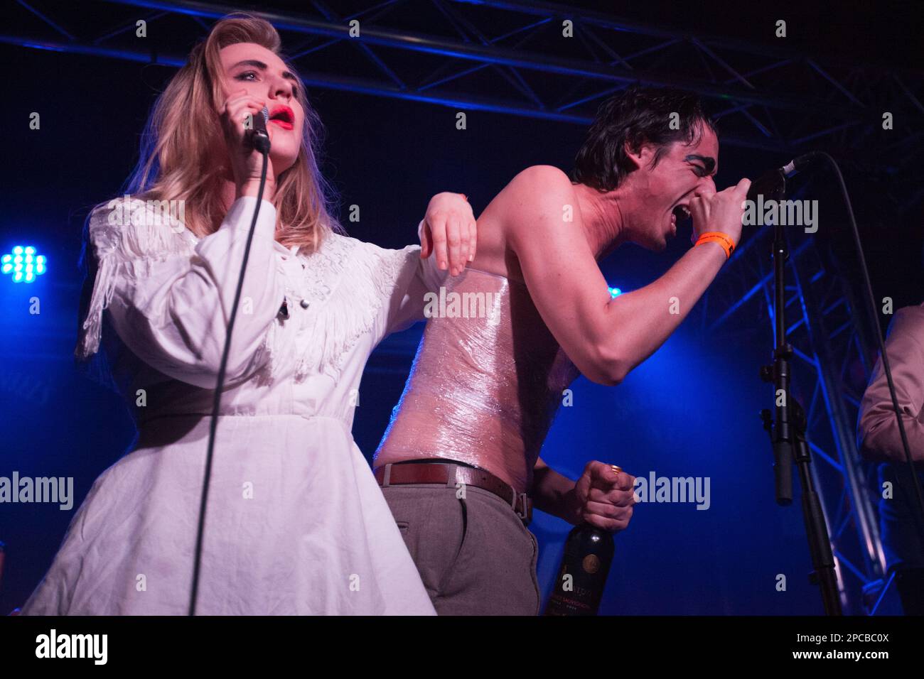 Moonlandingz (Mitglieder der Familie Fat White) spielen am 22. März 2017 im Cluny, Newcastle. Rebecca Taylor (Selbstwertgefühl) schloss sich ihnen an Stockfoto