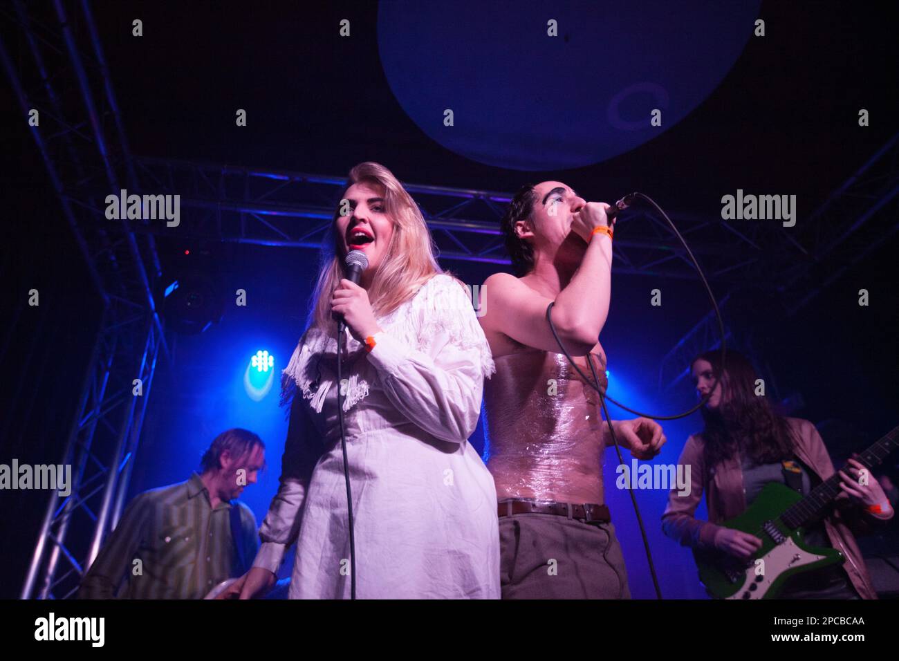 Moonlandingz (Mitglieder der Familie Fat White) spielen am 22. März 2017 im Cluny, Newcastle. Rebecca Taylor (Selbstwertgefühl) schloss sich ihnen an Stockfoto